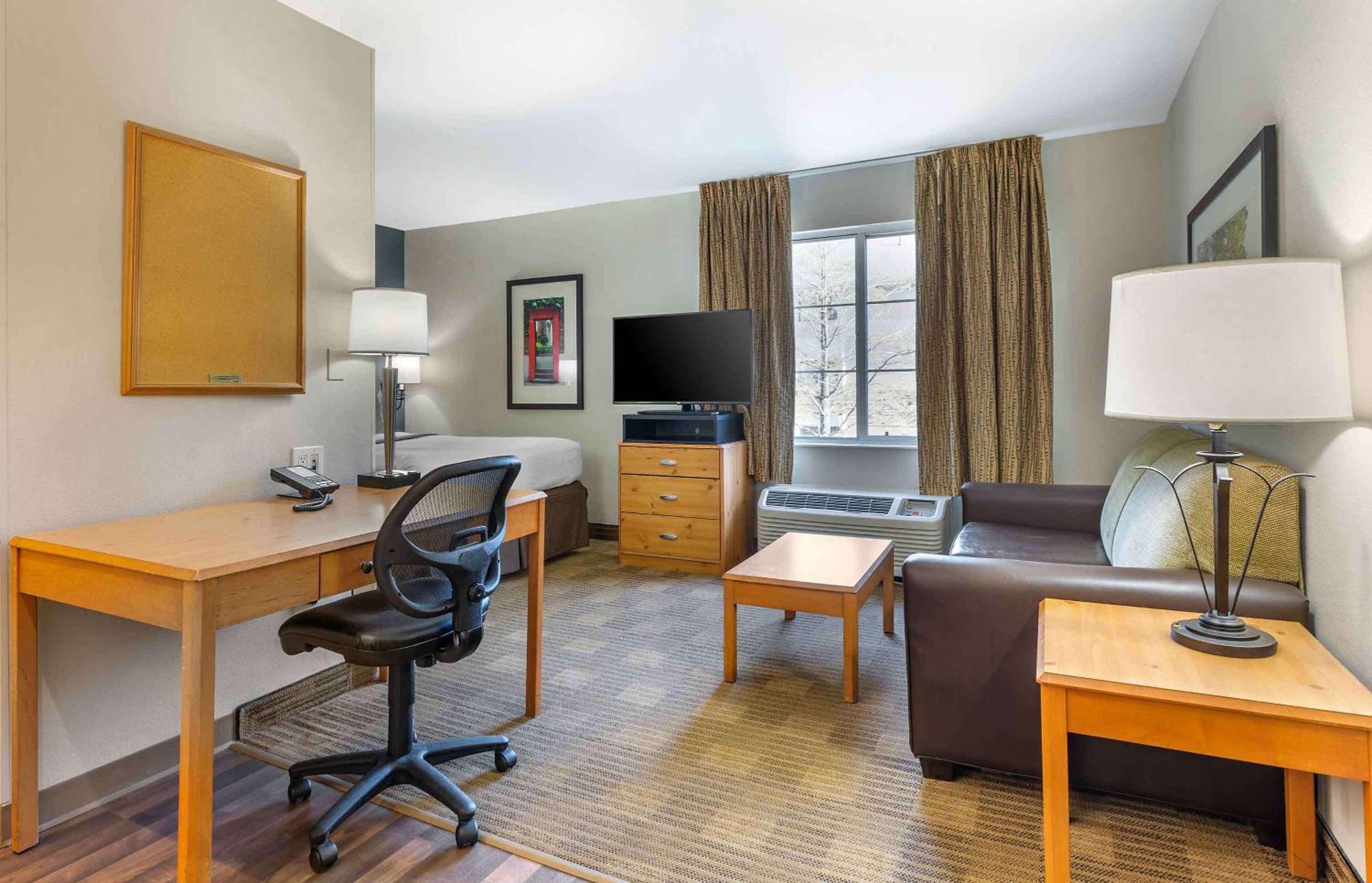 Deluxe Studio with 1 Queen Bed - Non-Smoking - Photo 2