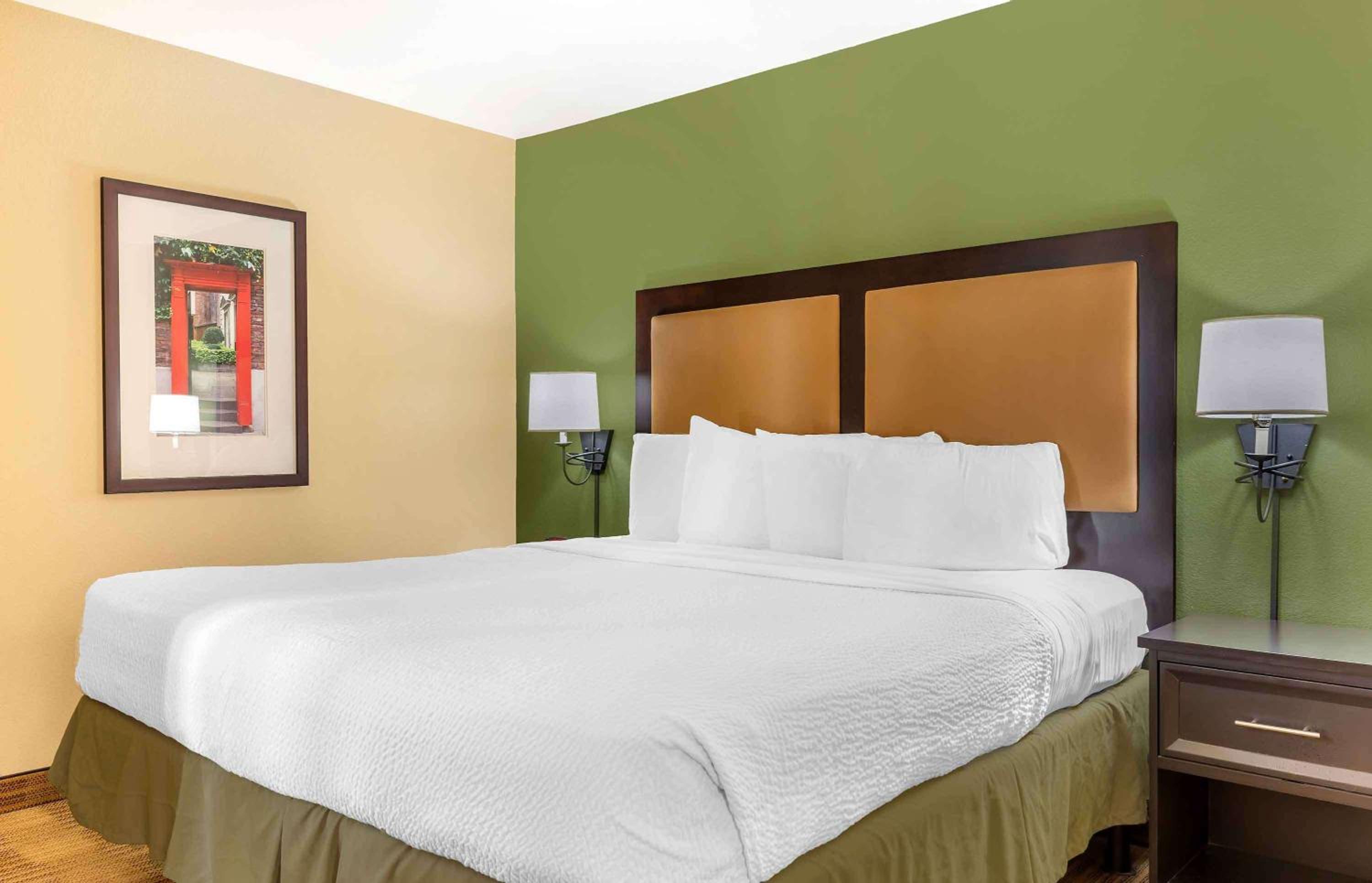 Deluxe Studio with 1 King Bed - Non-Smoking - Photo 1