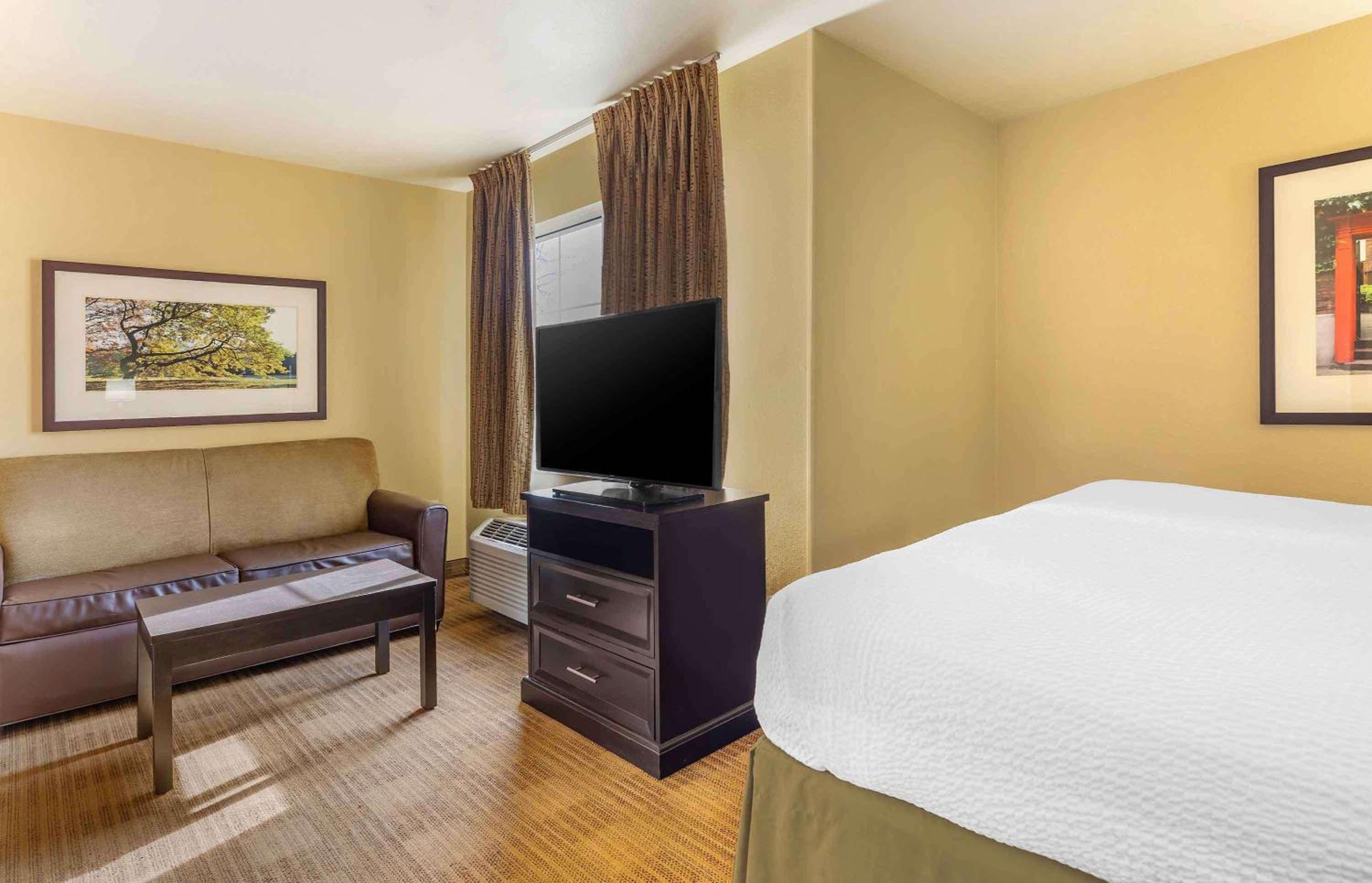 Deluxe Studio with 1 King Bed - Non-Smoking - Photo 2