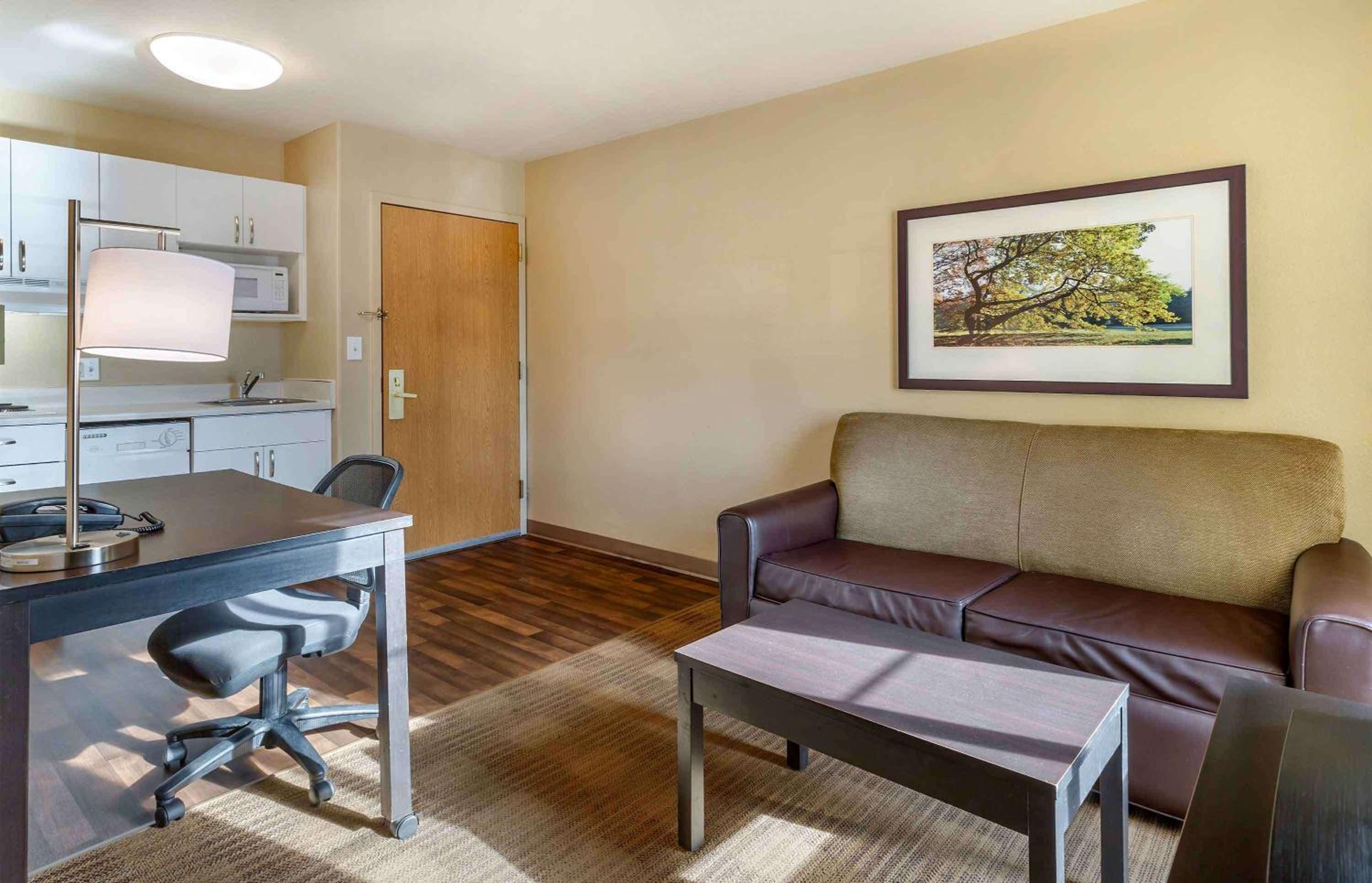 Deluxe Studio with 1 King Bed - Non-Smoking - Photo 3