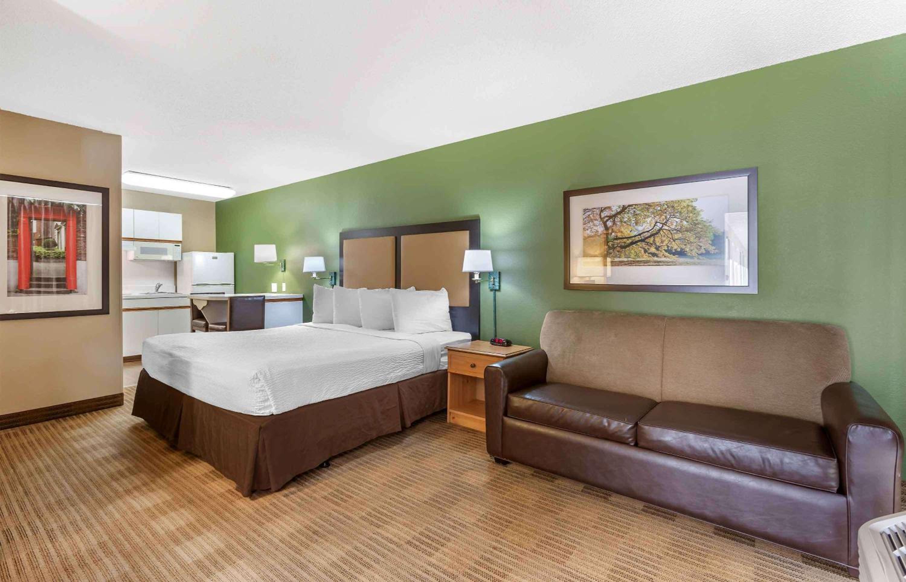 Deluxe Studio with 1 King Bed - Non-Smoking