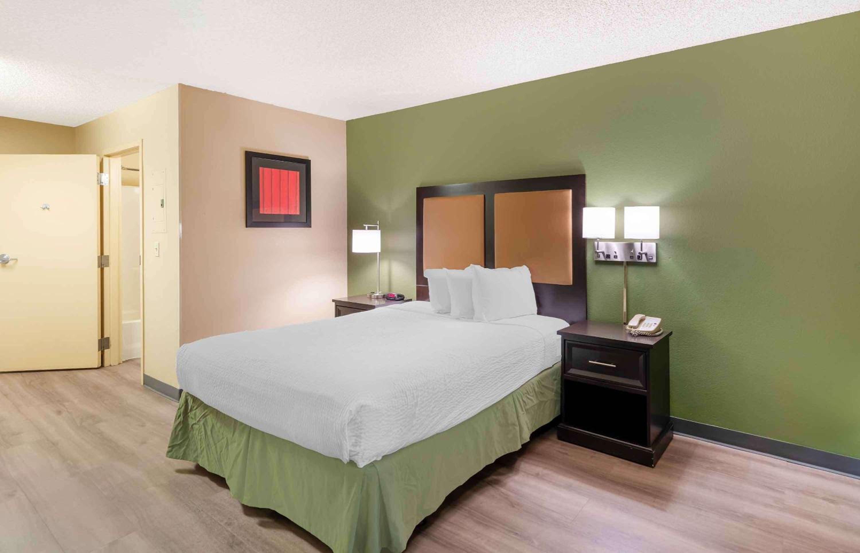 1 Queen Bed | Non-Smoking, Kitchen - Photo 1