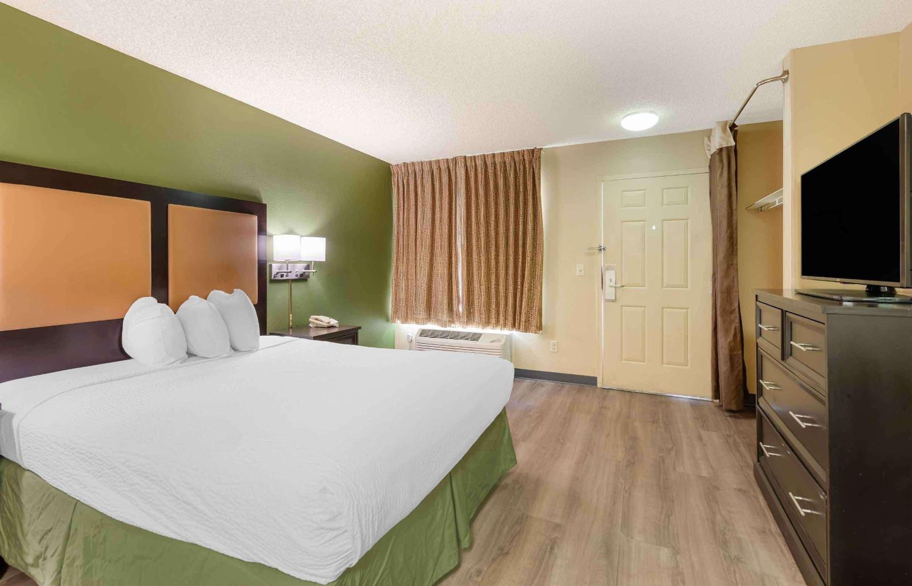 1 Queen Bed | Non-Smoking, Kitchen - Photo 2