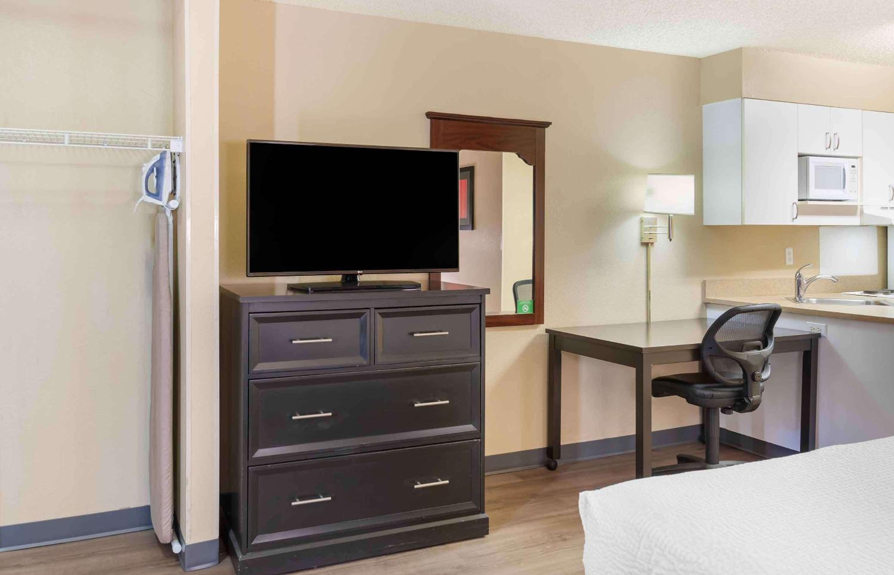 1 Queen Bed | Non-Smoking, Kitchen - Photo 3