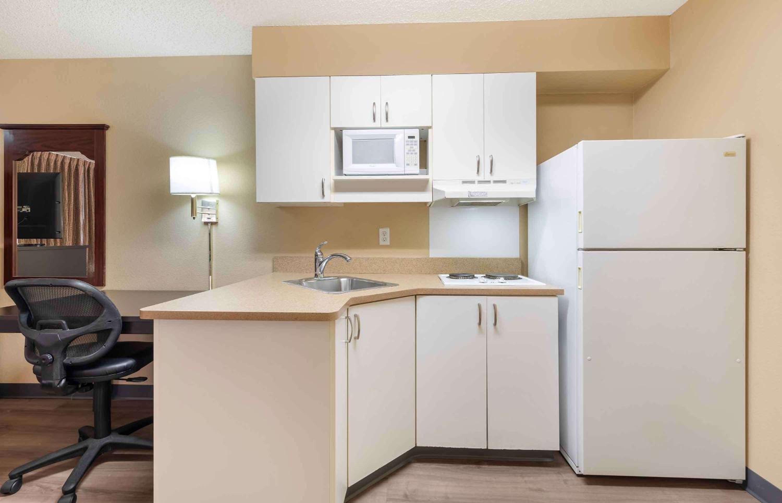 1 Queen Bed | Non-Smoking, Kitchen - Photo 4