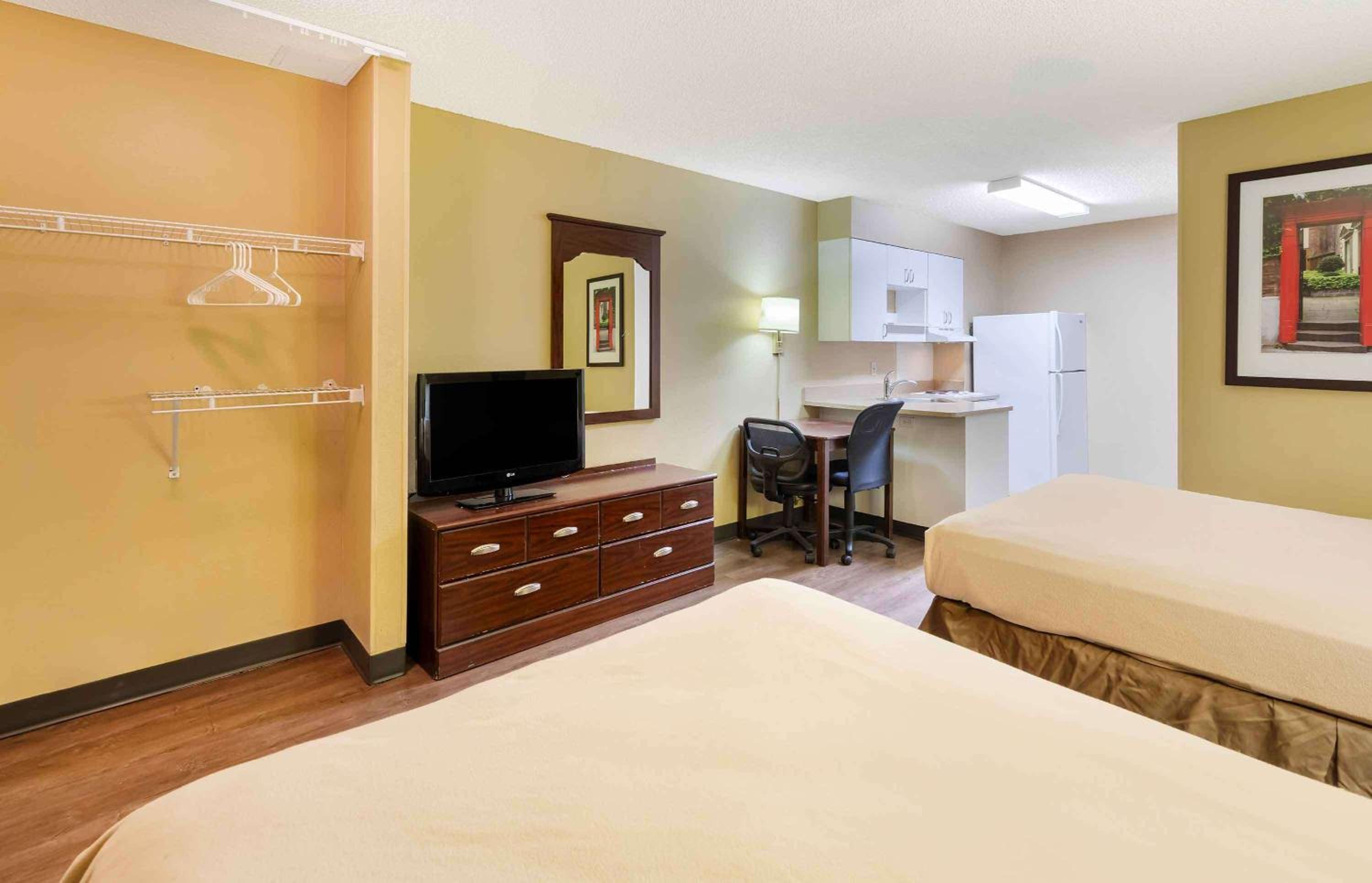 2 Full Beds | Non-Smoking, Kitchen - Photo 3