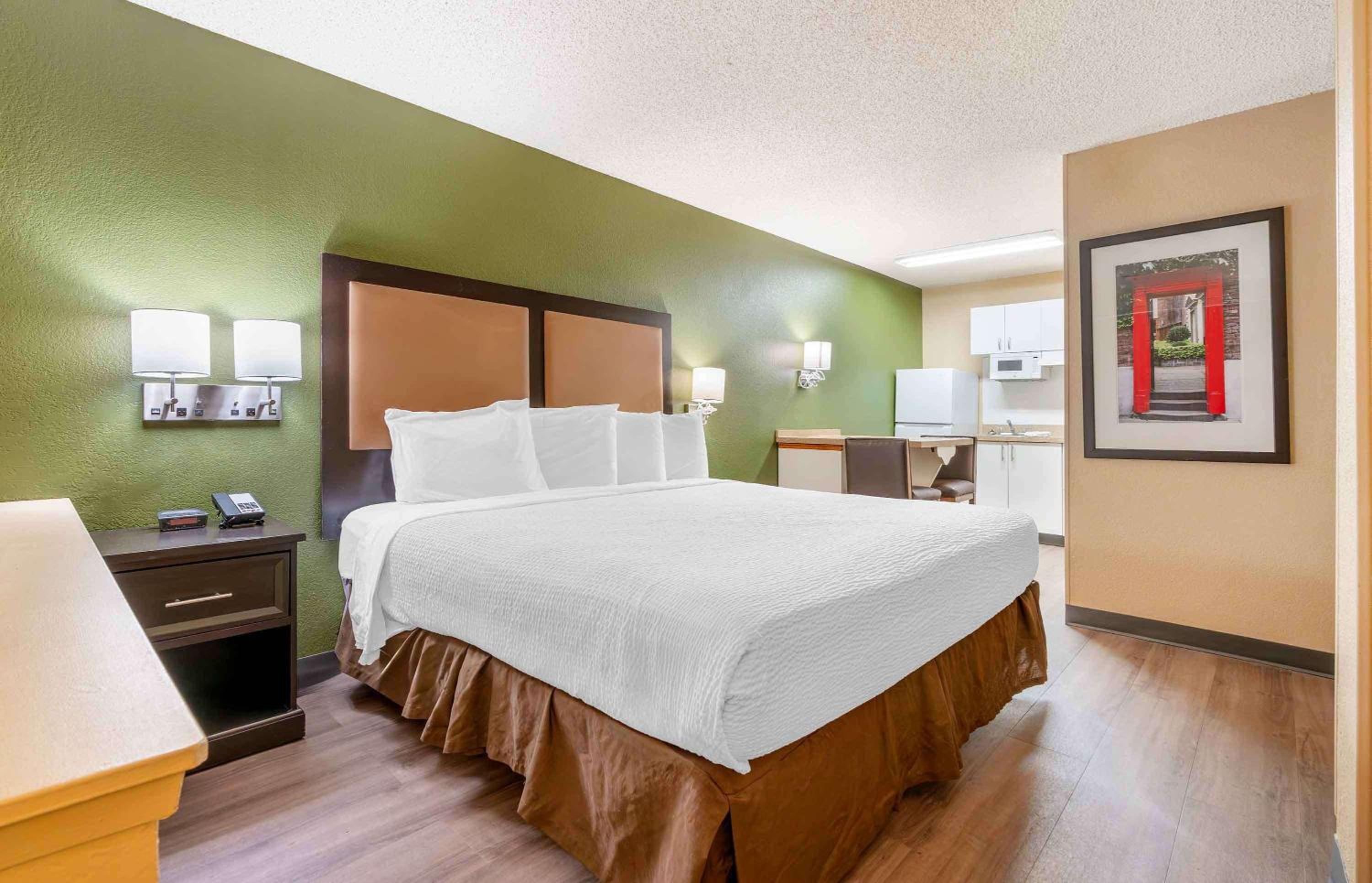 Deluxe Studio with 1 King Bed - Non-Smoking - Photo 1