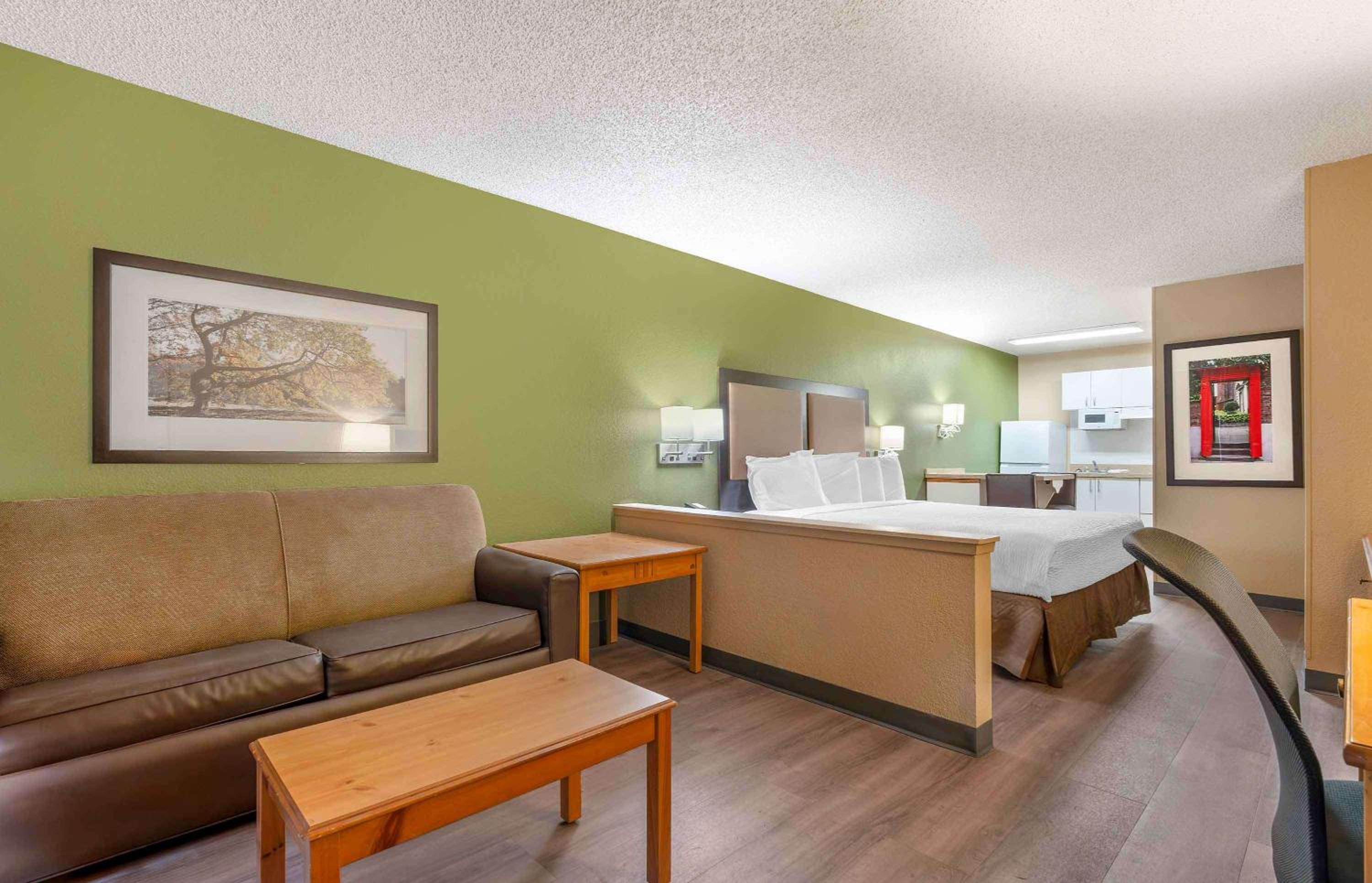 Deluxe Studio with 1 King Bed - Non-Smoking - Photo 12