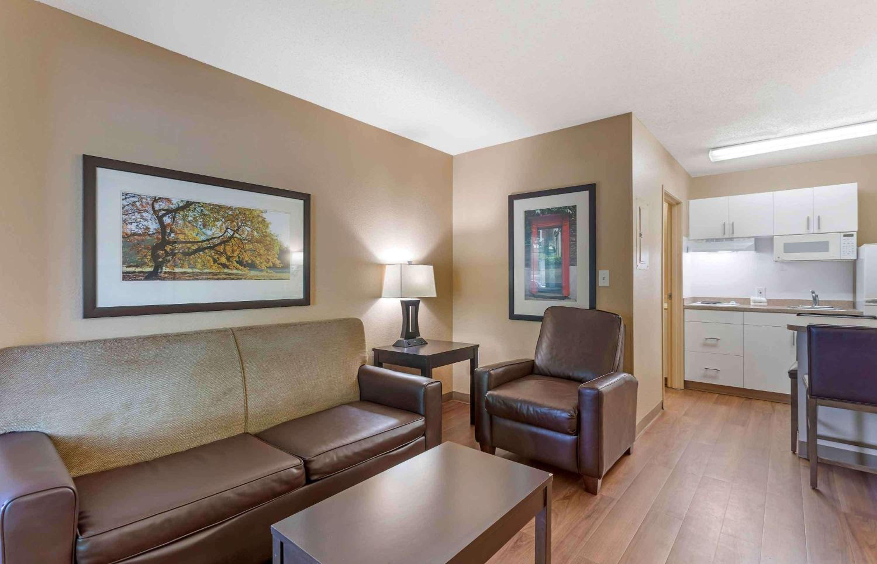 One Bedroom Suite - Non-Smoking - Photo 4