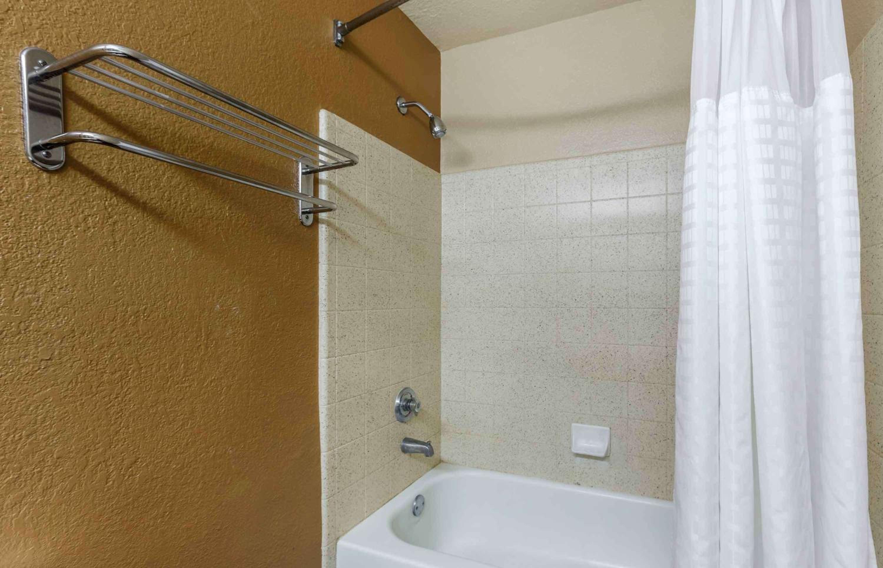 Deluxe Studio with 1 King Bed - Non-Smoking - Photo 8