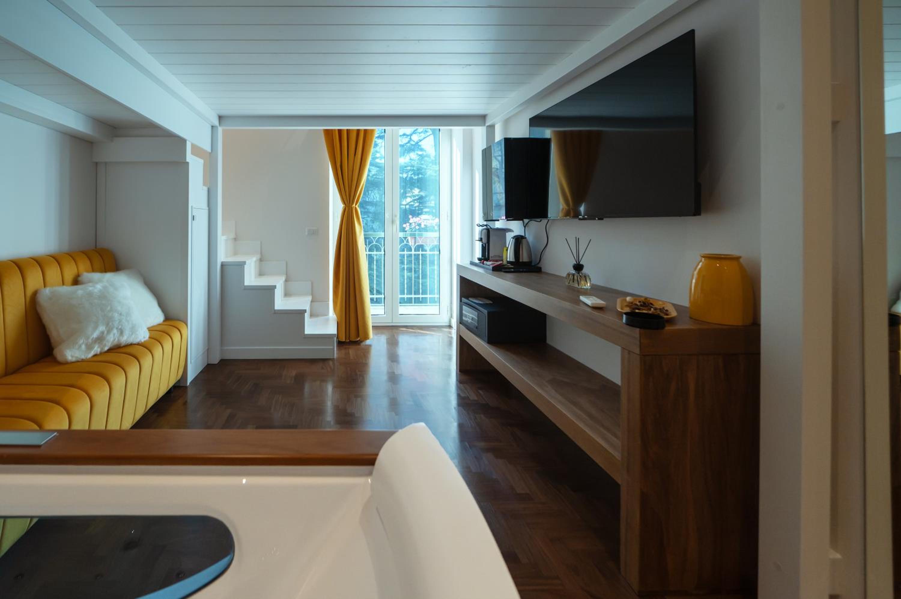 Deluxe Suite with Spa Bath photo 1