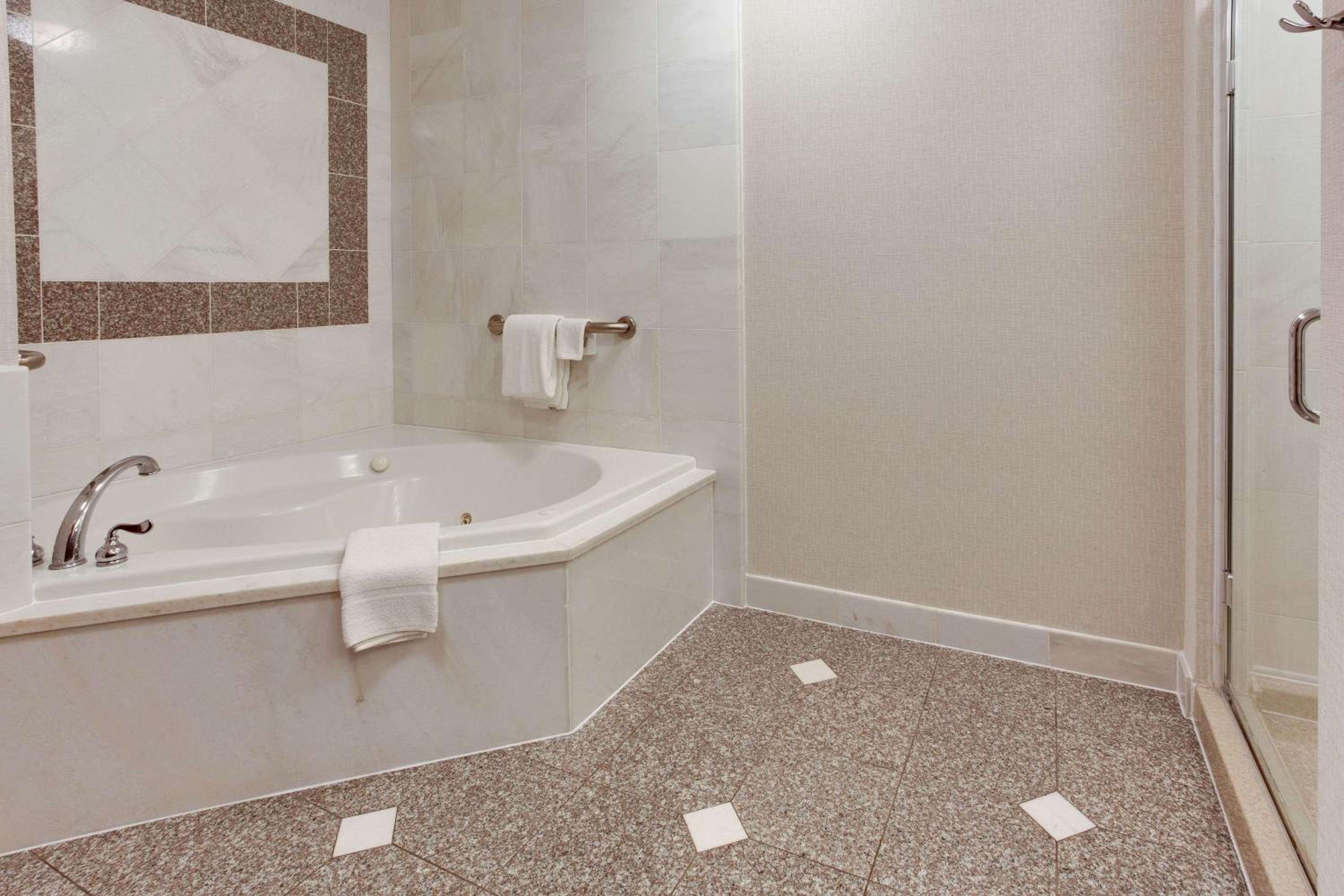 Deluxe King Room with Spa Bath photo 3