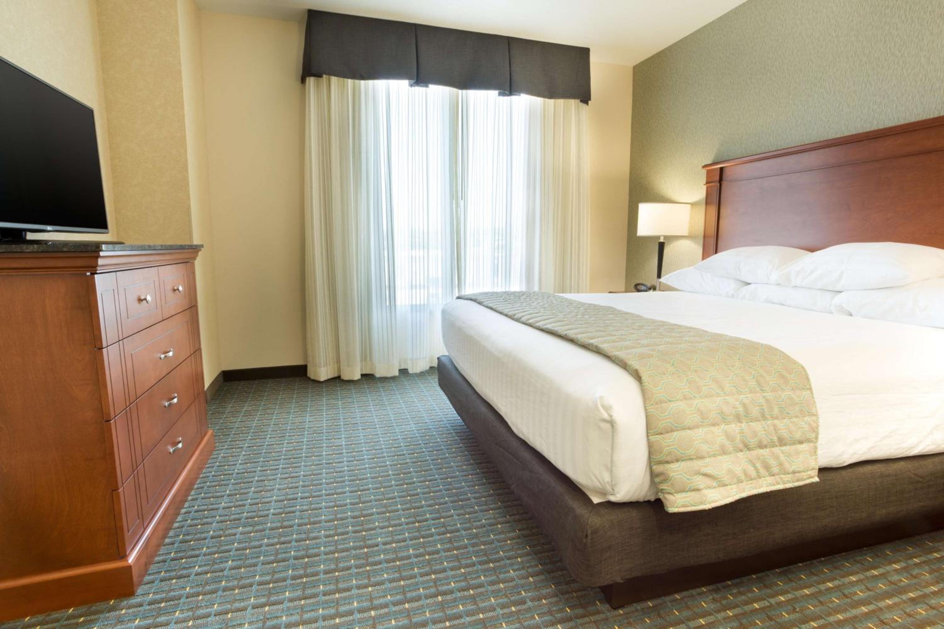 King Suite with Sofa Bed - Accessible, Tub