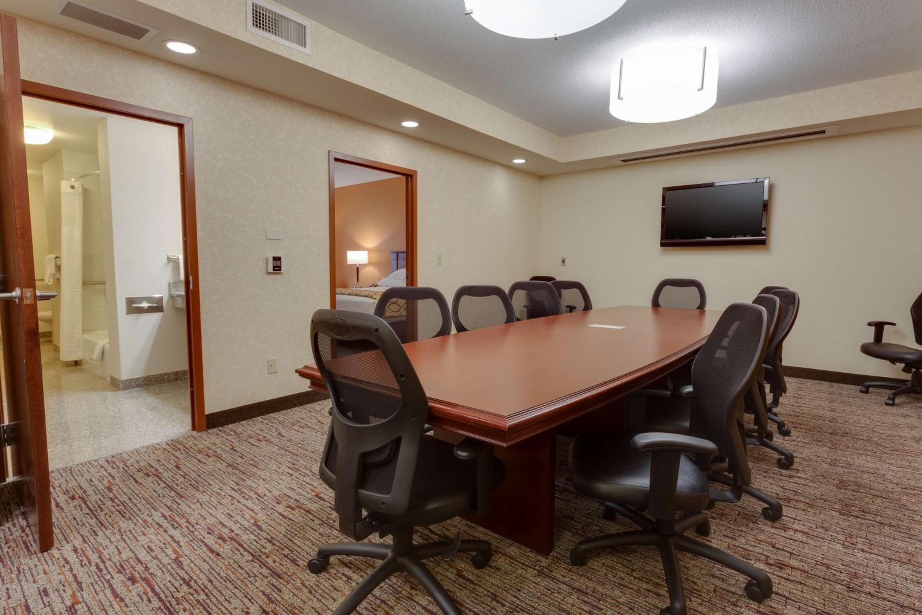 Deluxe King Meeting Room, 2 Rooms - Accessible , Tub photo 2