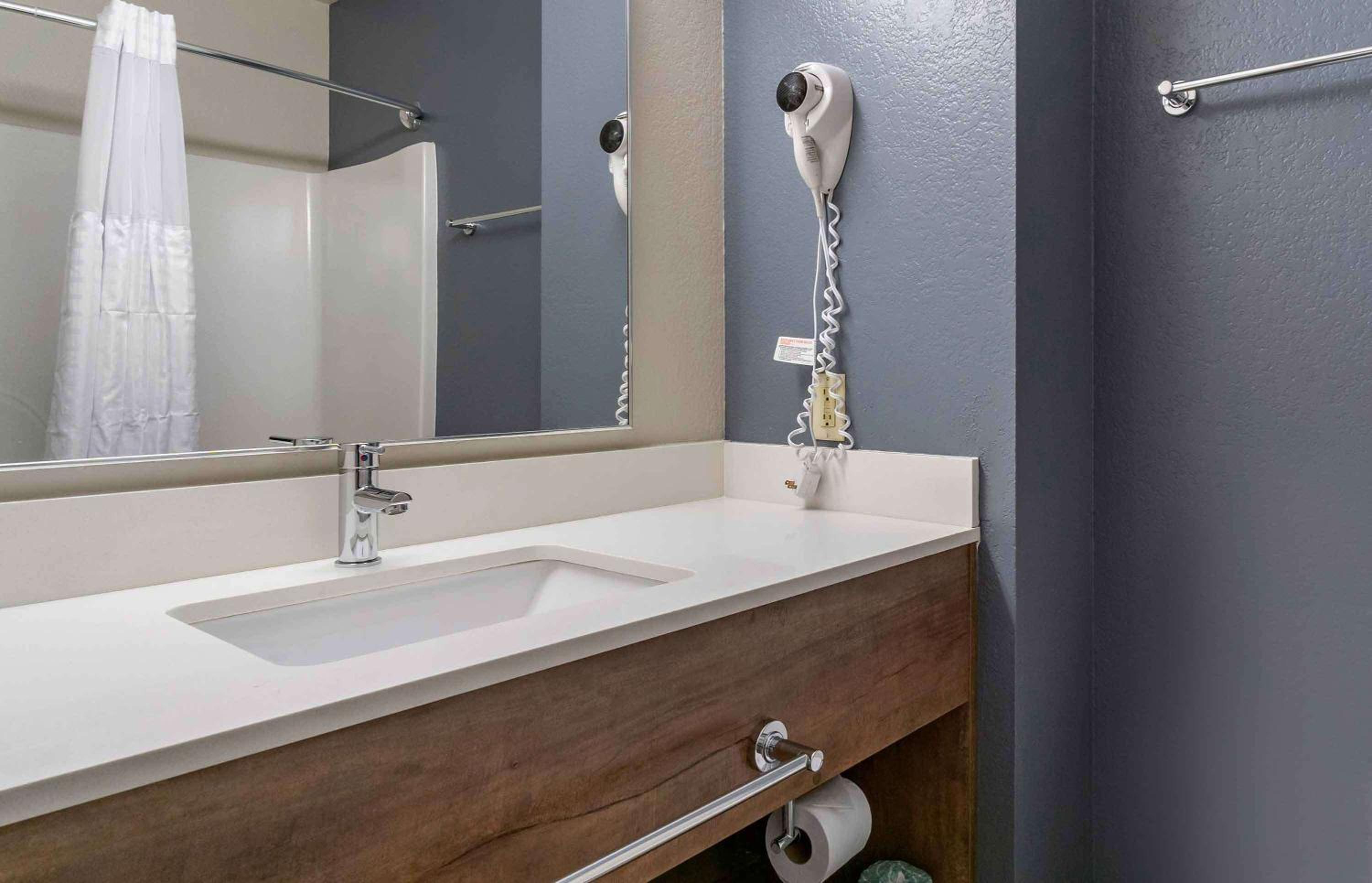 Studio Queen Room with Two Queen Beds -Non-Smoking - Photo 5