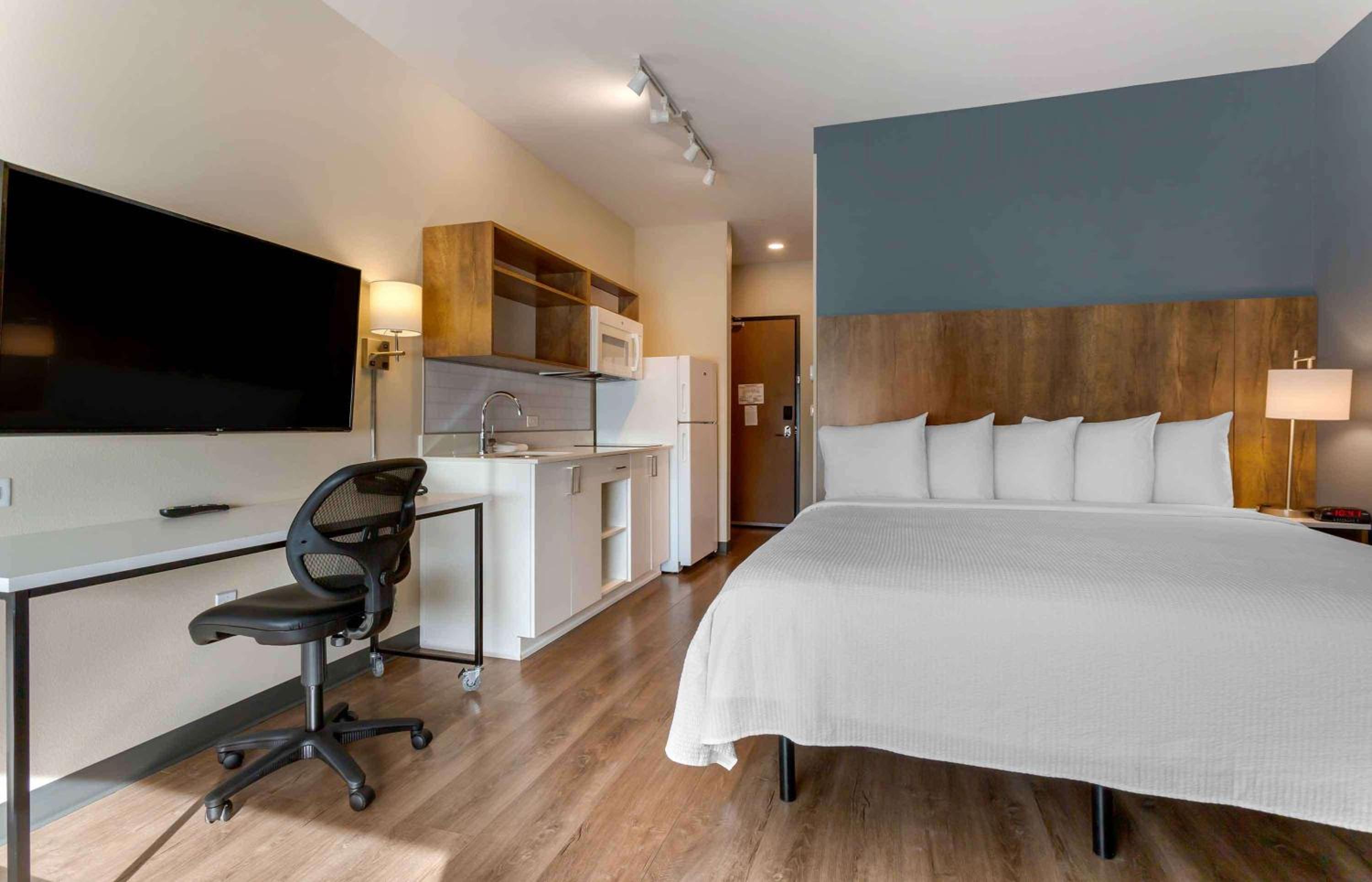 Deluxe Studio with 1 King Bed - Non-Smoking - Photo 1