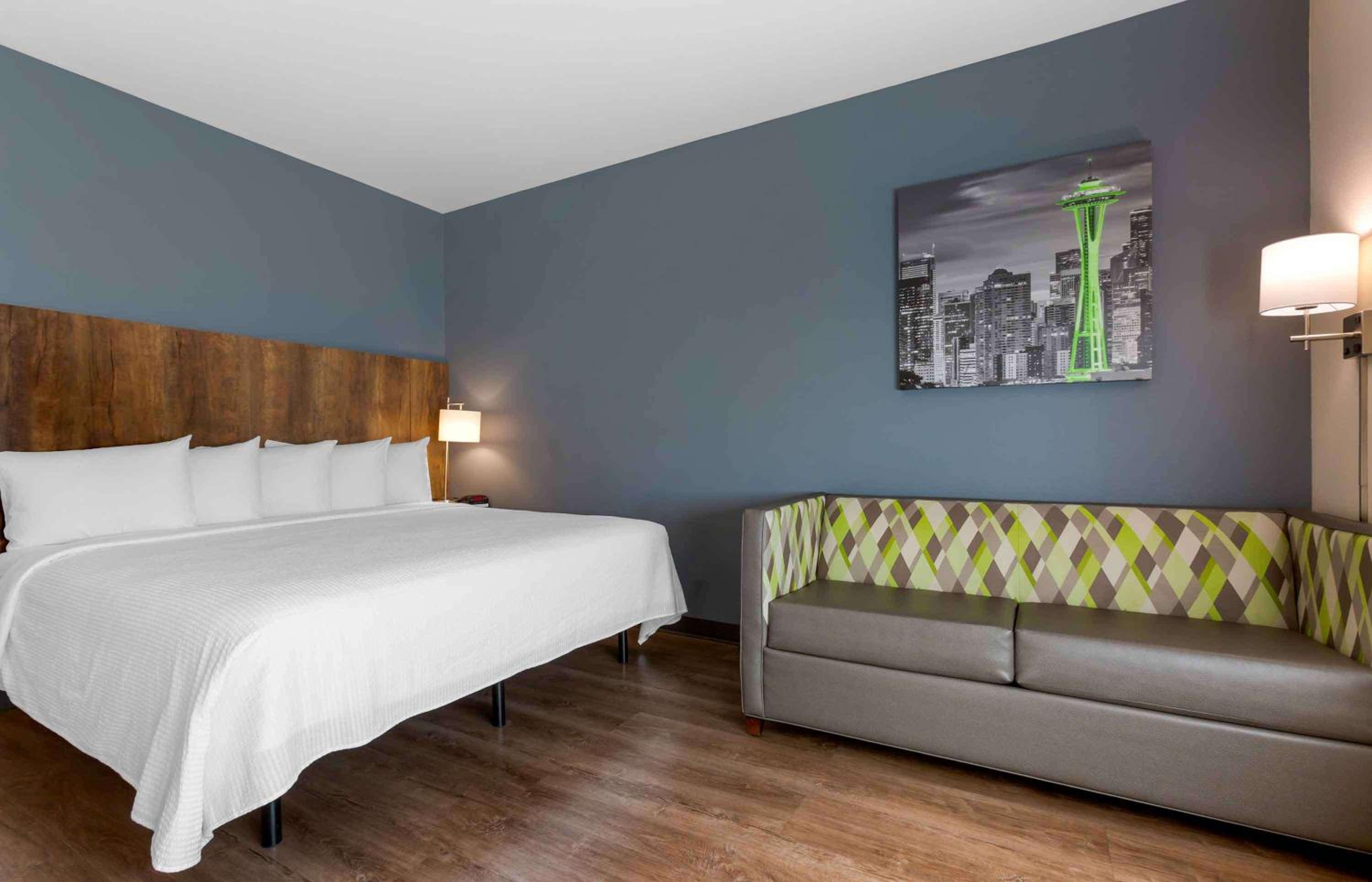 Deluxe Studio with 1 King Bed - Non-Smoking - Photo 2