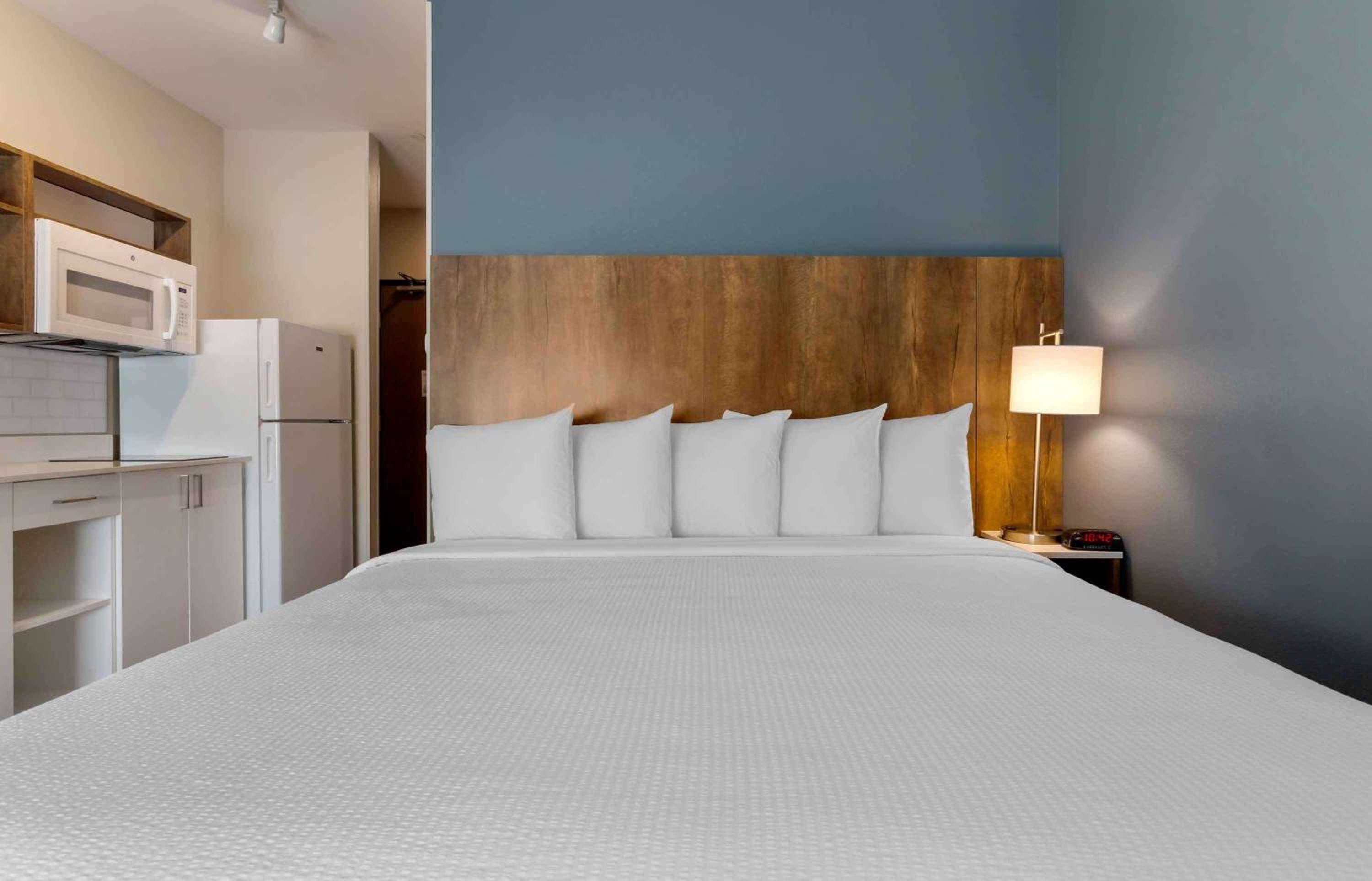 Deluxe Studio with 1 King Bed - Non-Smoking - Photo 5