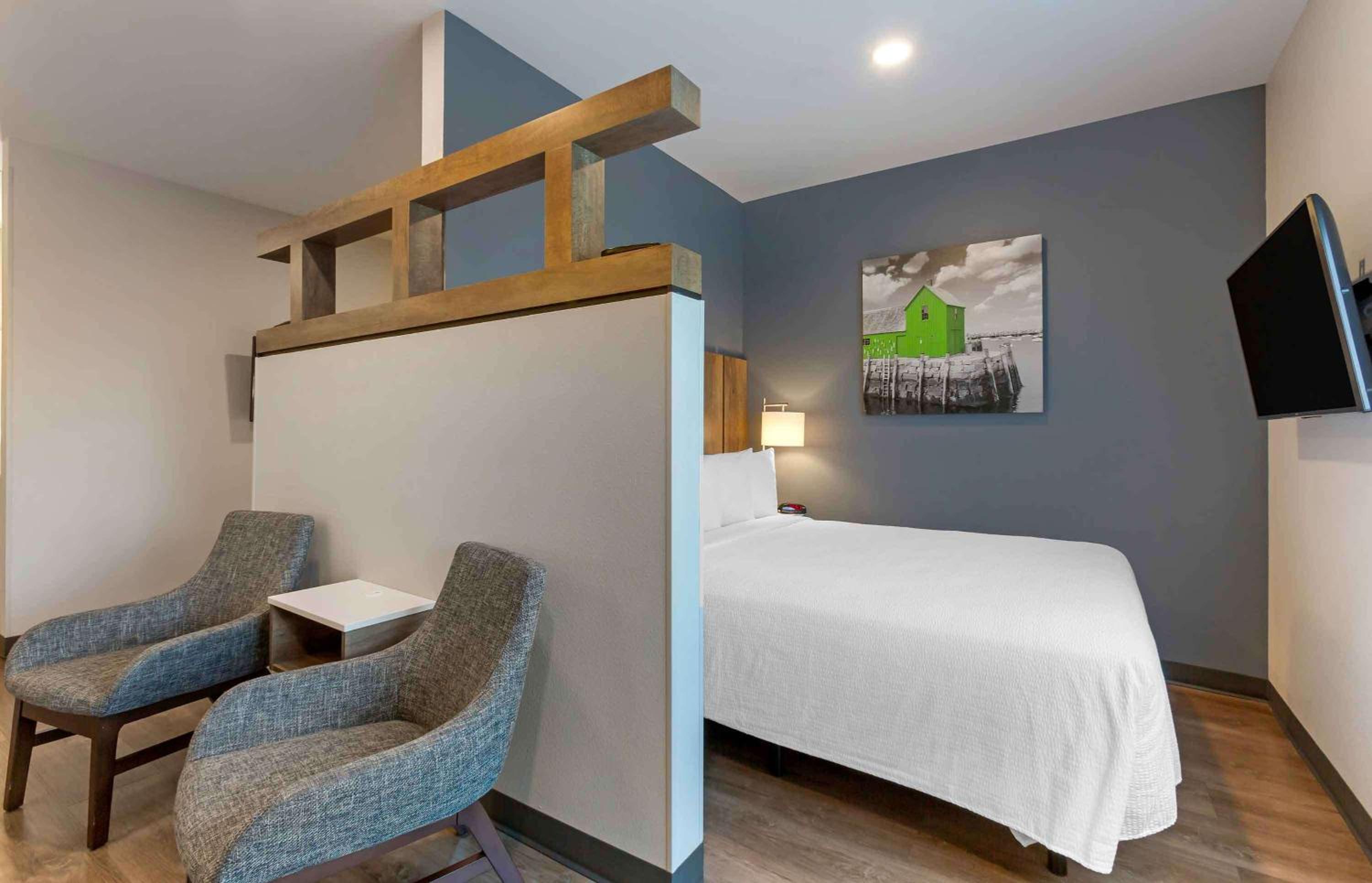 Deluxe Queen Studio with 2 Queen Beds - Non-Smoking - Photo 1