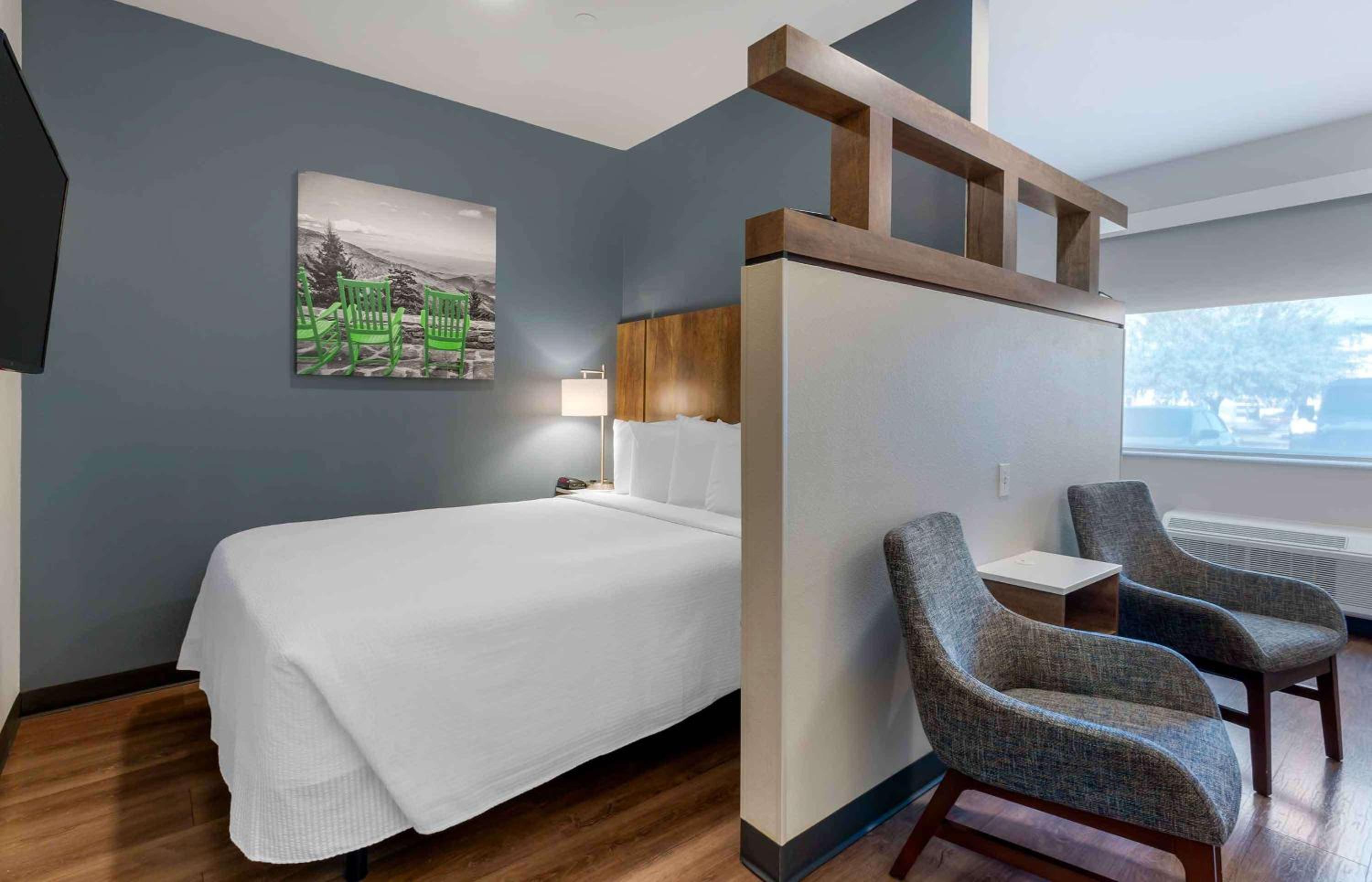 Deluxe Queen Studio with 2 Queen Beds - Non-Smoking - Photo 8
