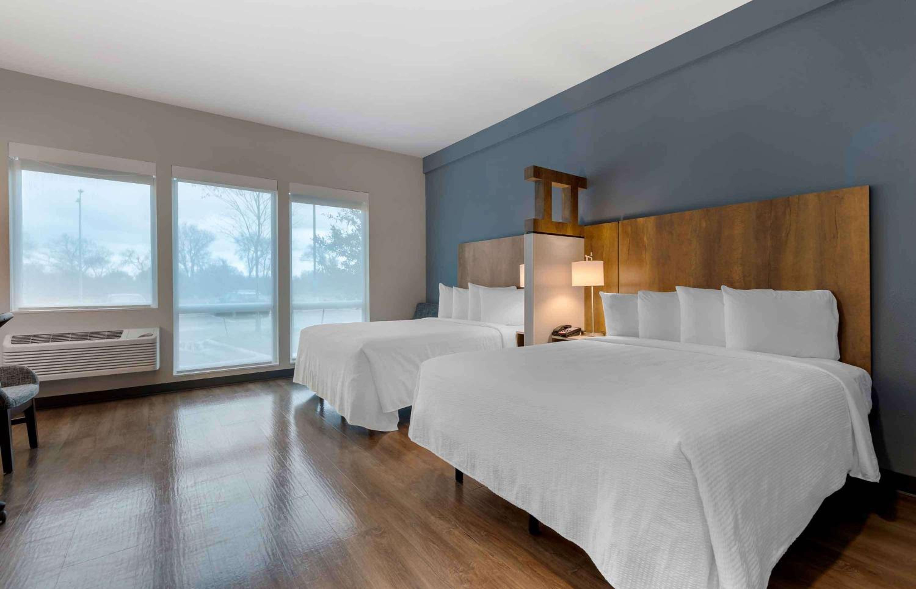 Ideal Studio with Two Queen Beds - Non-Smoking - Photo 5