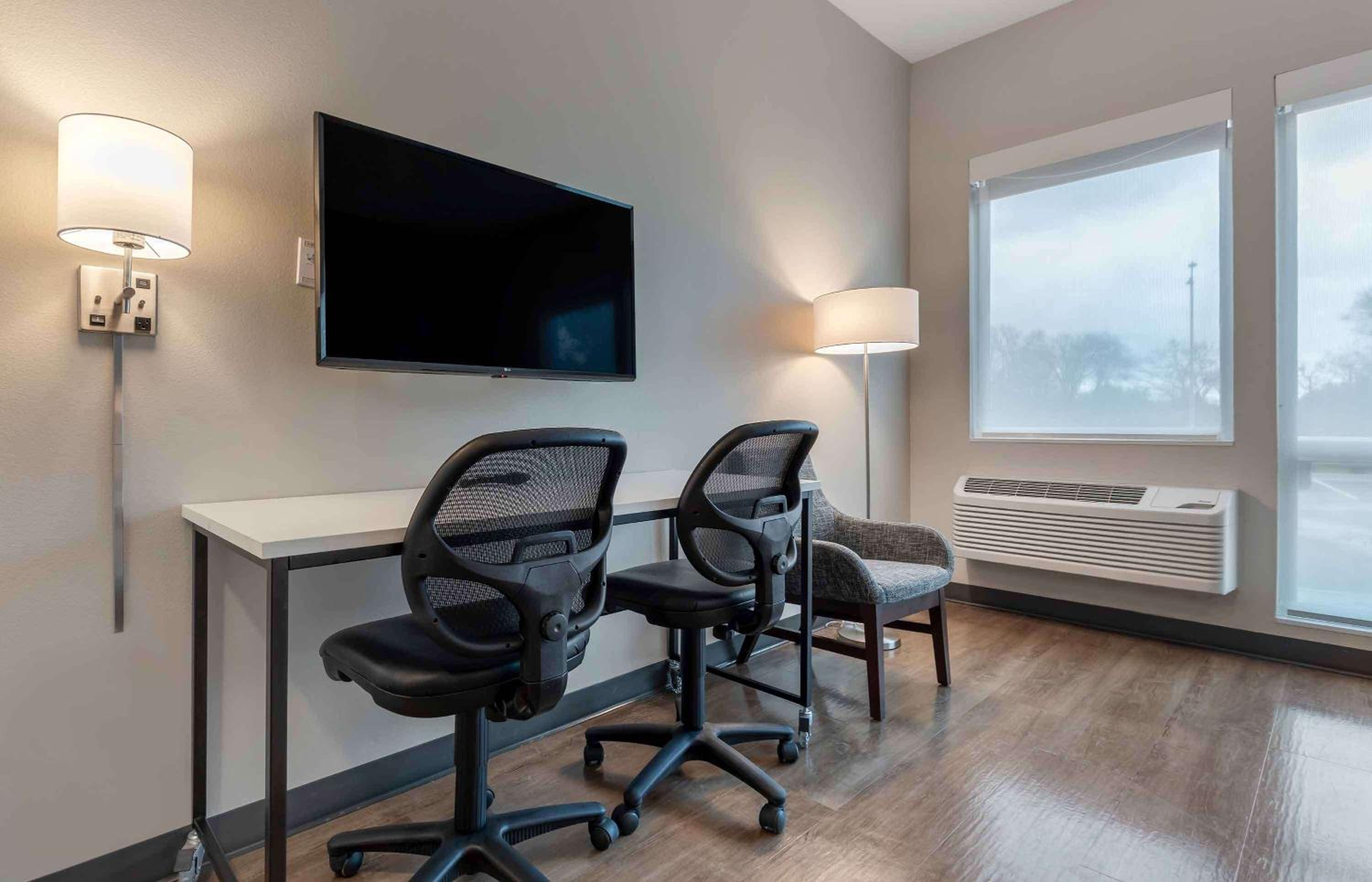 Ideal Studio with Two Queen Beds - Non-Smoking - Photo 6