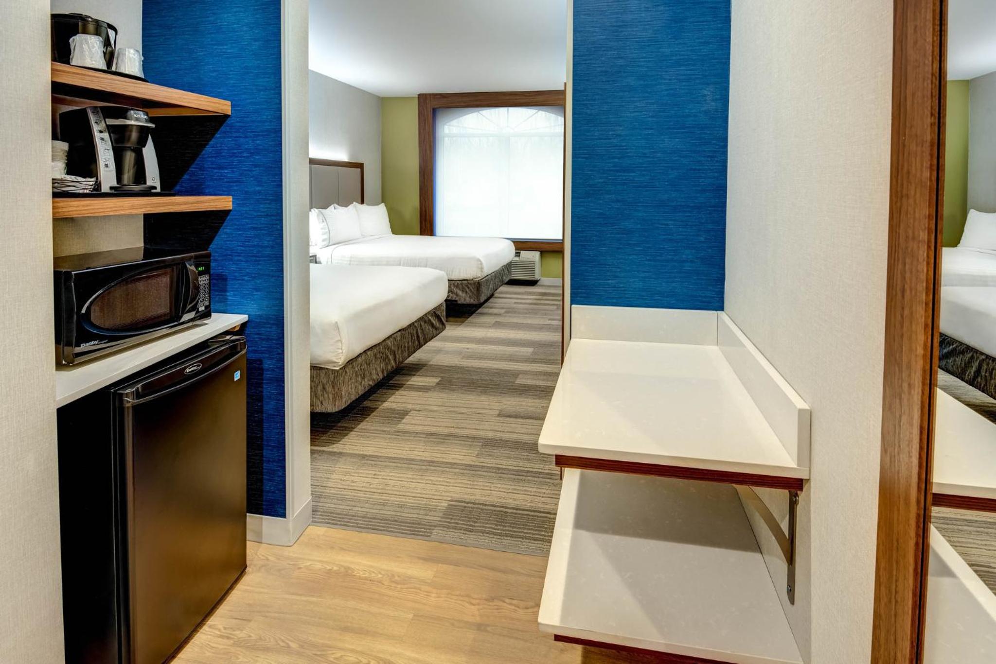 Standard Queen Room with Two Queen Beds and Mobility Accessible Tub
