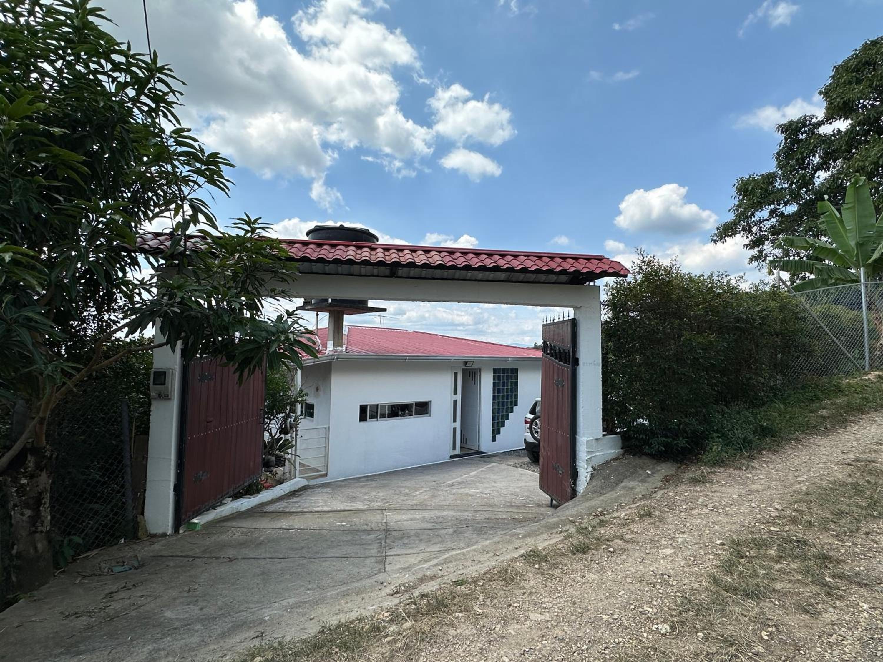 Six-Bedroom House photo 2