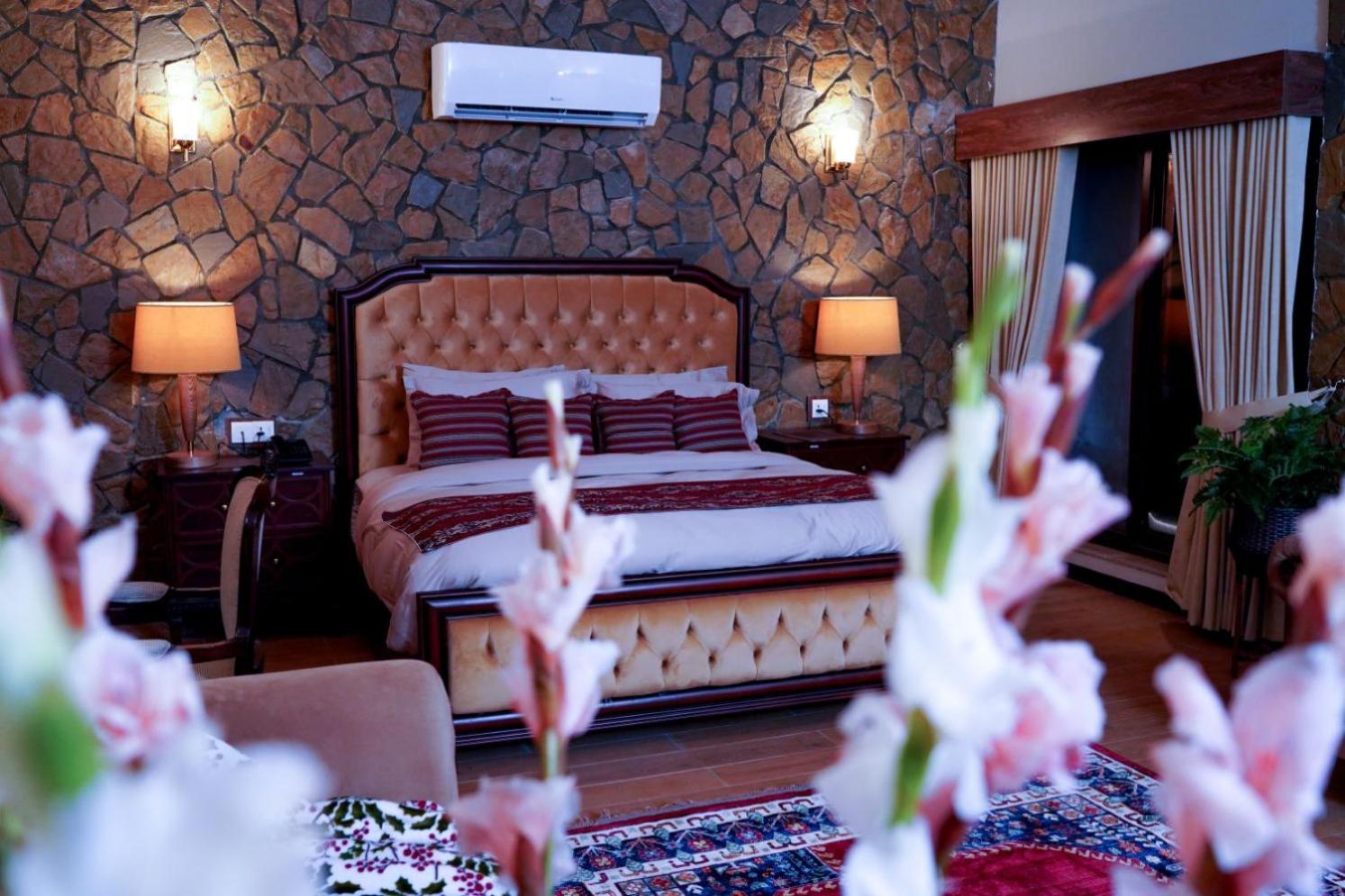 King Suite with Balcony photo 3