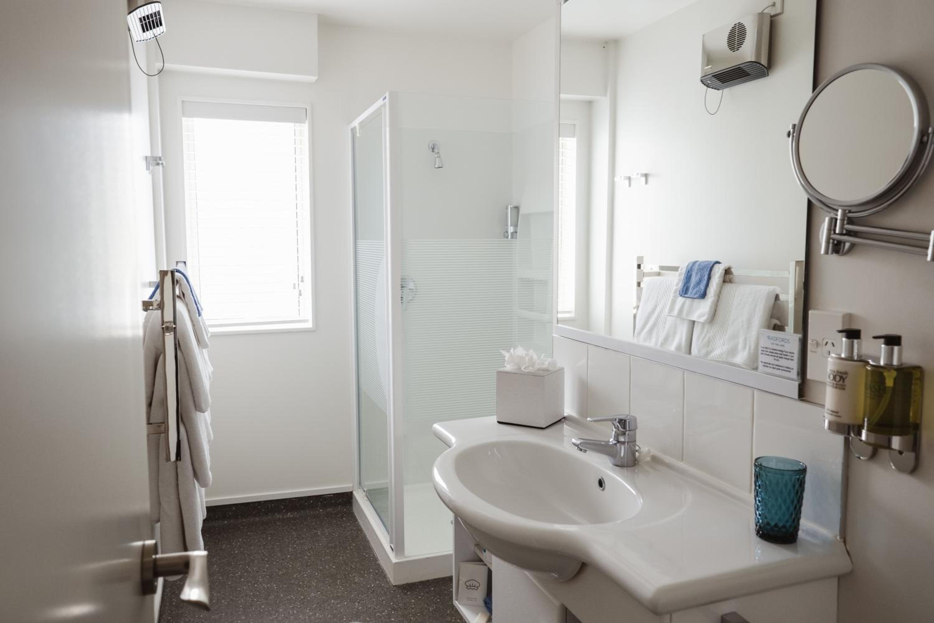 Suite with Lake View - Photo 8