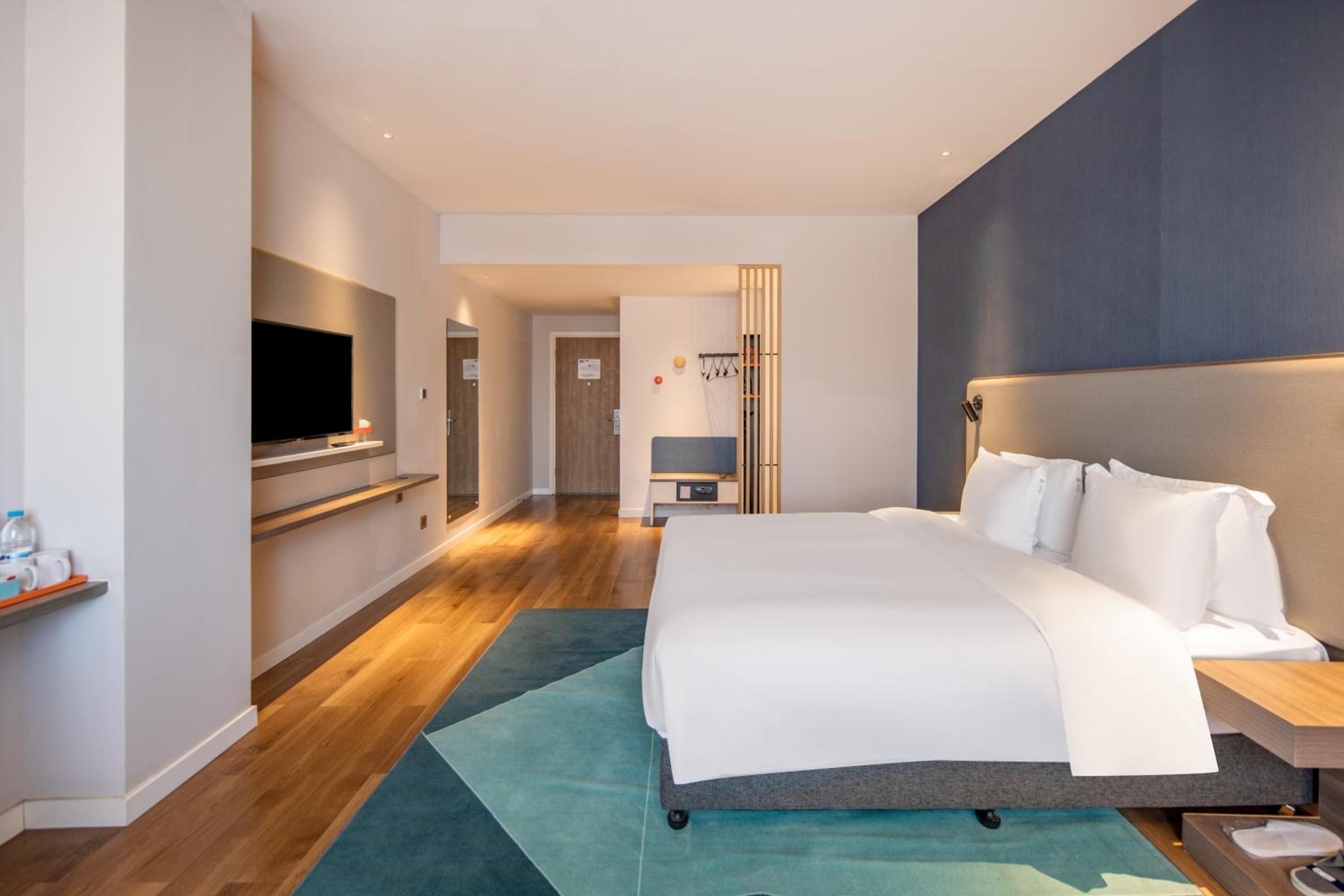 Standard King Room with Extra Floor Space thumbnail 5