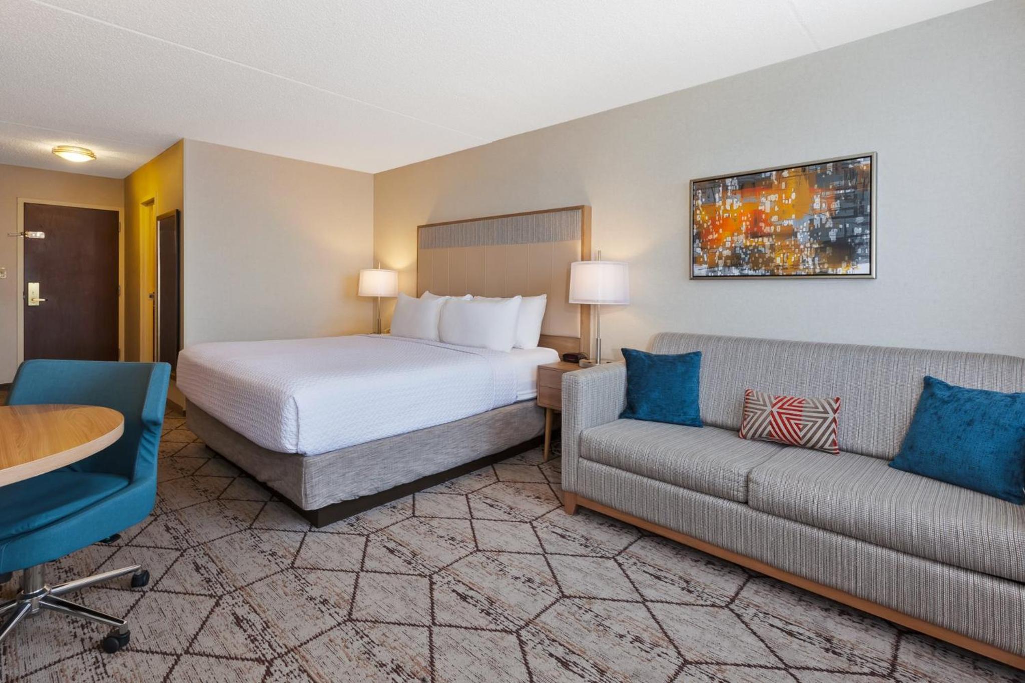 Standard King Room with Sofa Bed - Photo 7