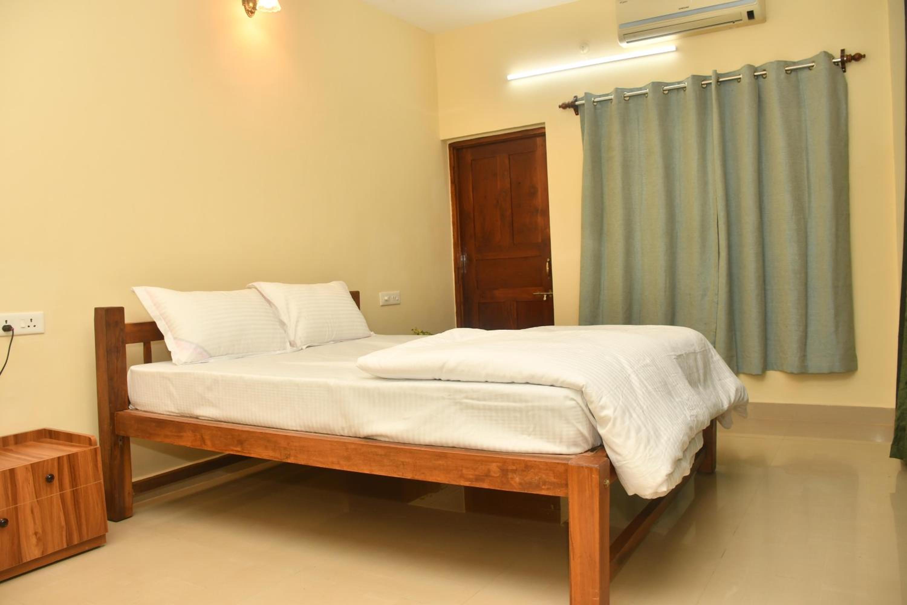 One-Bedroom Apartment - Photo 1