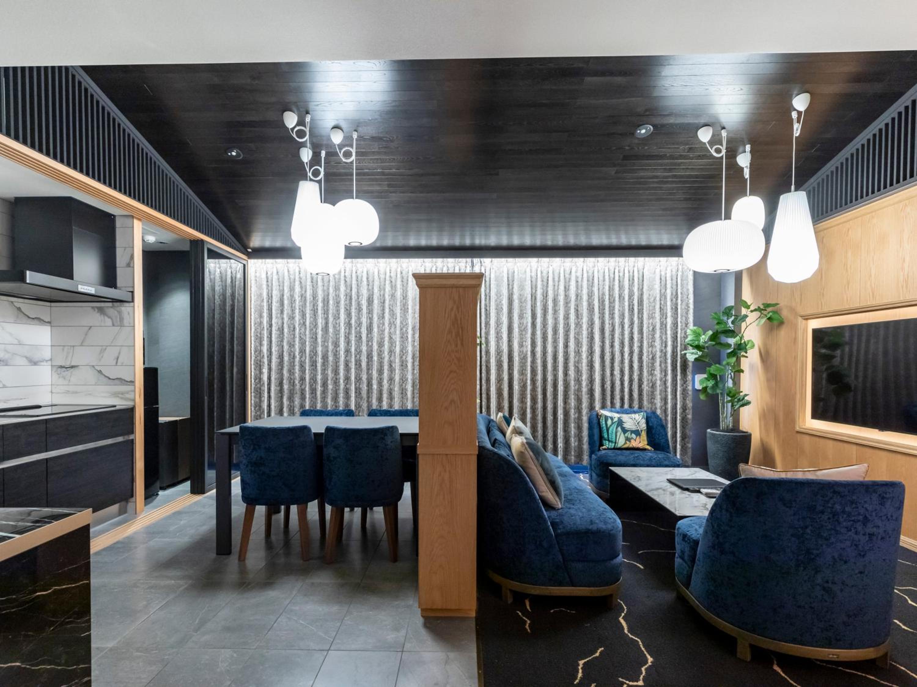 Deluxe Family Room - Photo 9