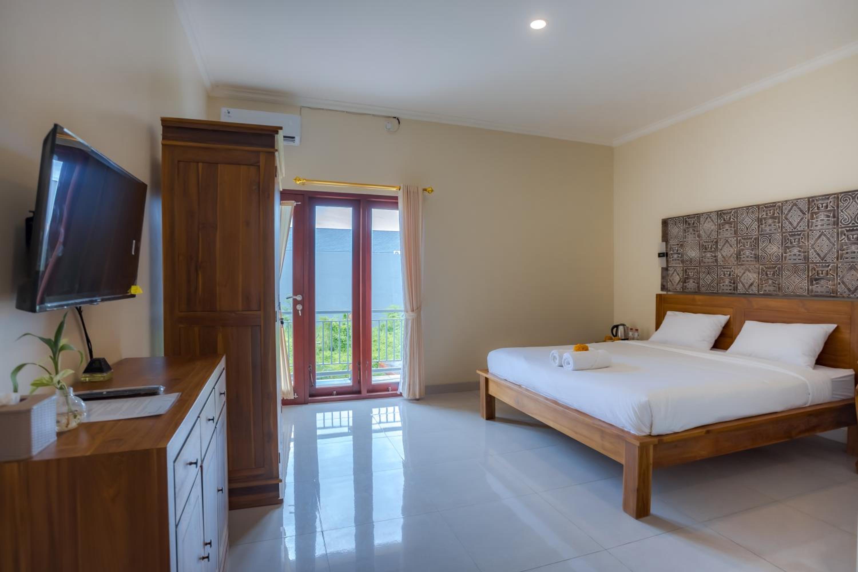 Deluxe Double Room with Balcony - Photo 21