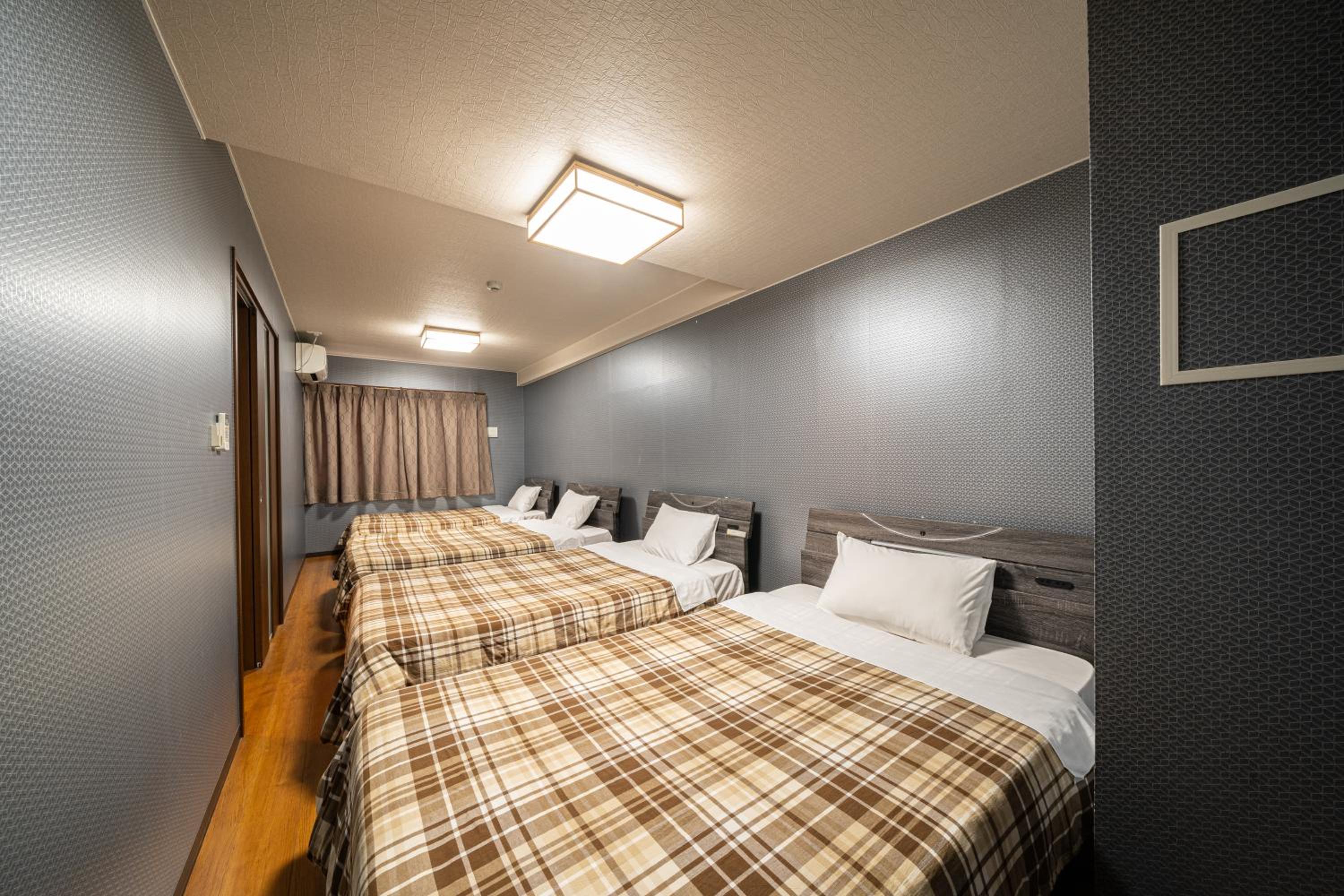 Deluxe Family Suite - Photo 4