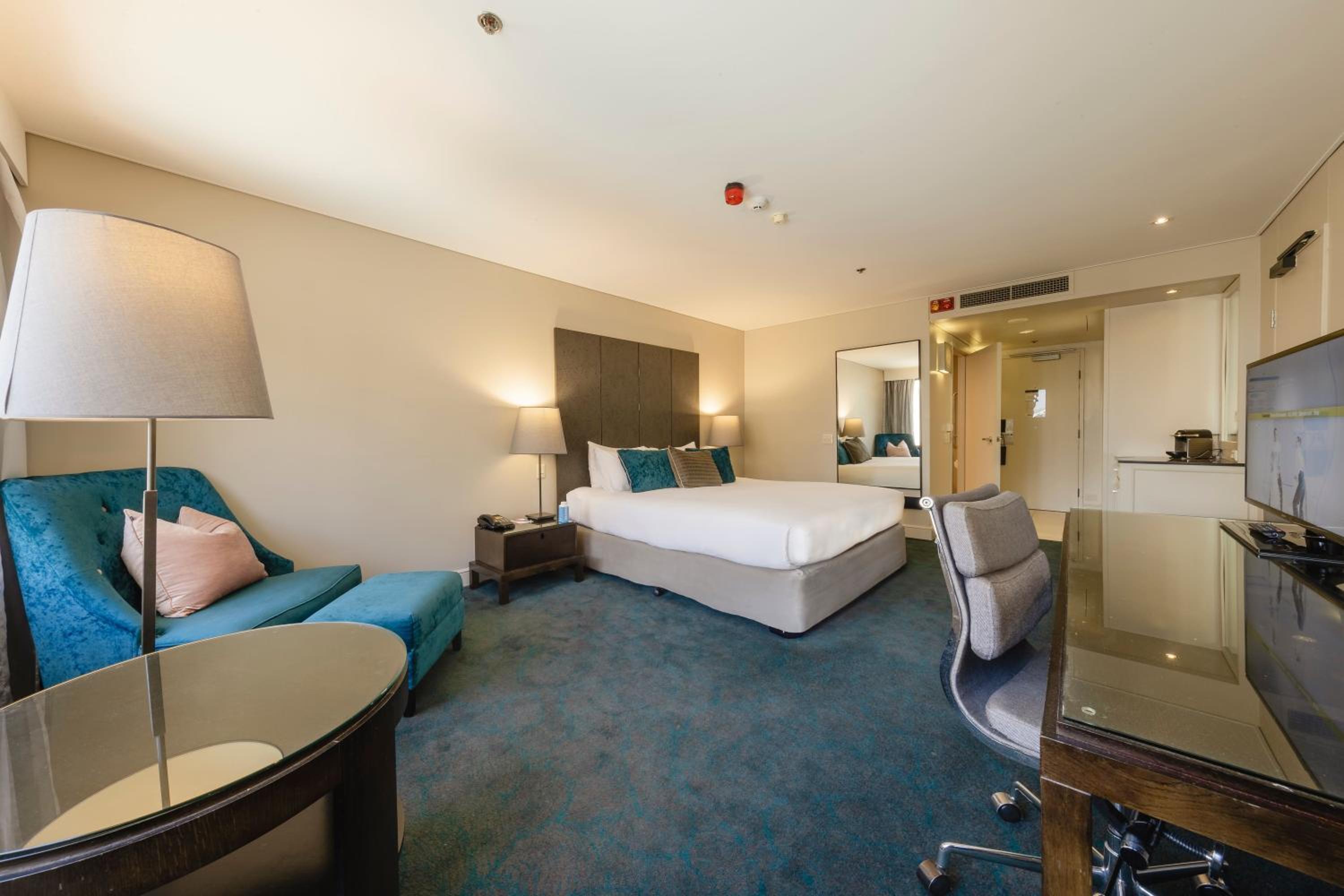 SUPERIOR ROOM, 1 King Size Bed, Accessible Room thumbnail 6