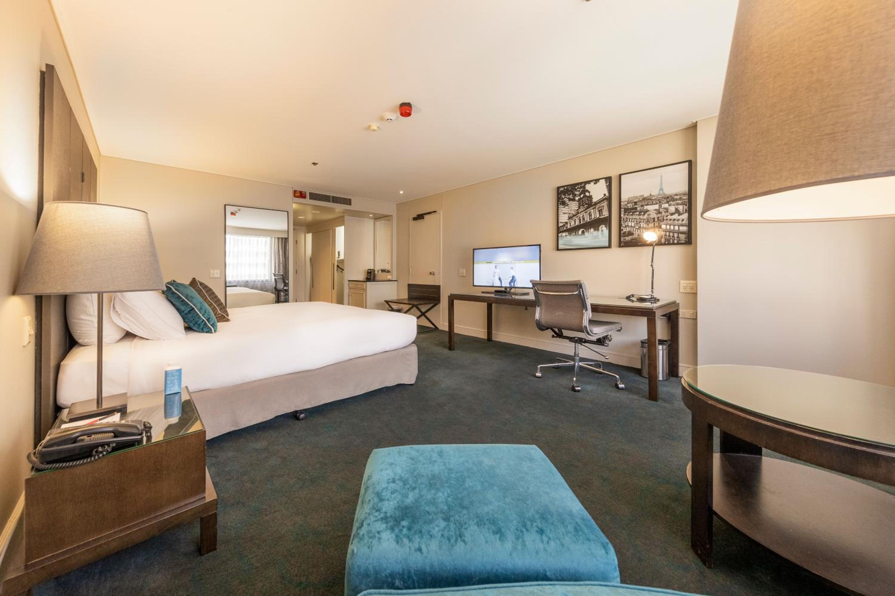 SUPERIOR ROOM, 1 King Size Bed, Accessible Room thumbnail 5