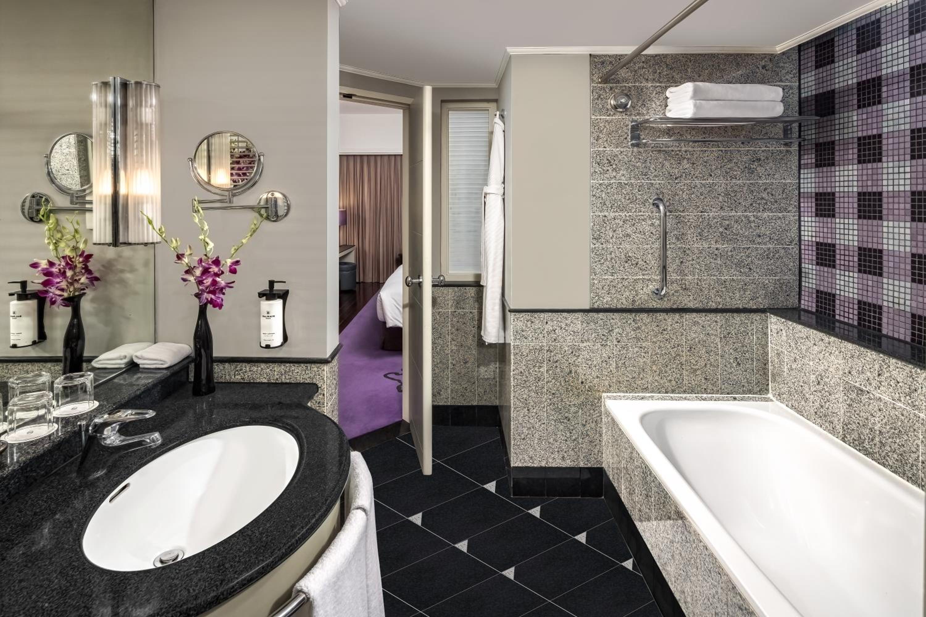Superior Twin Room with City View photo 2