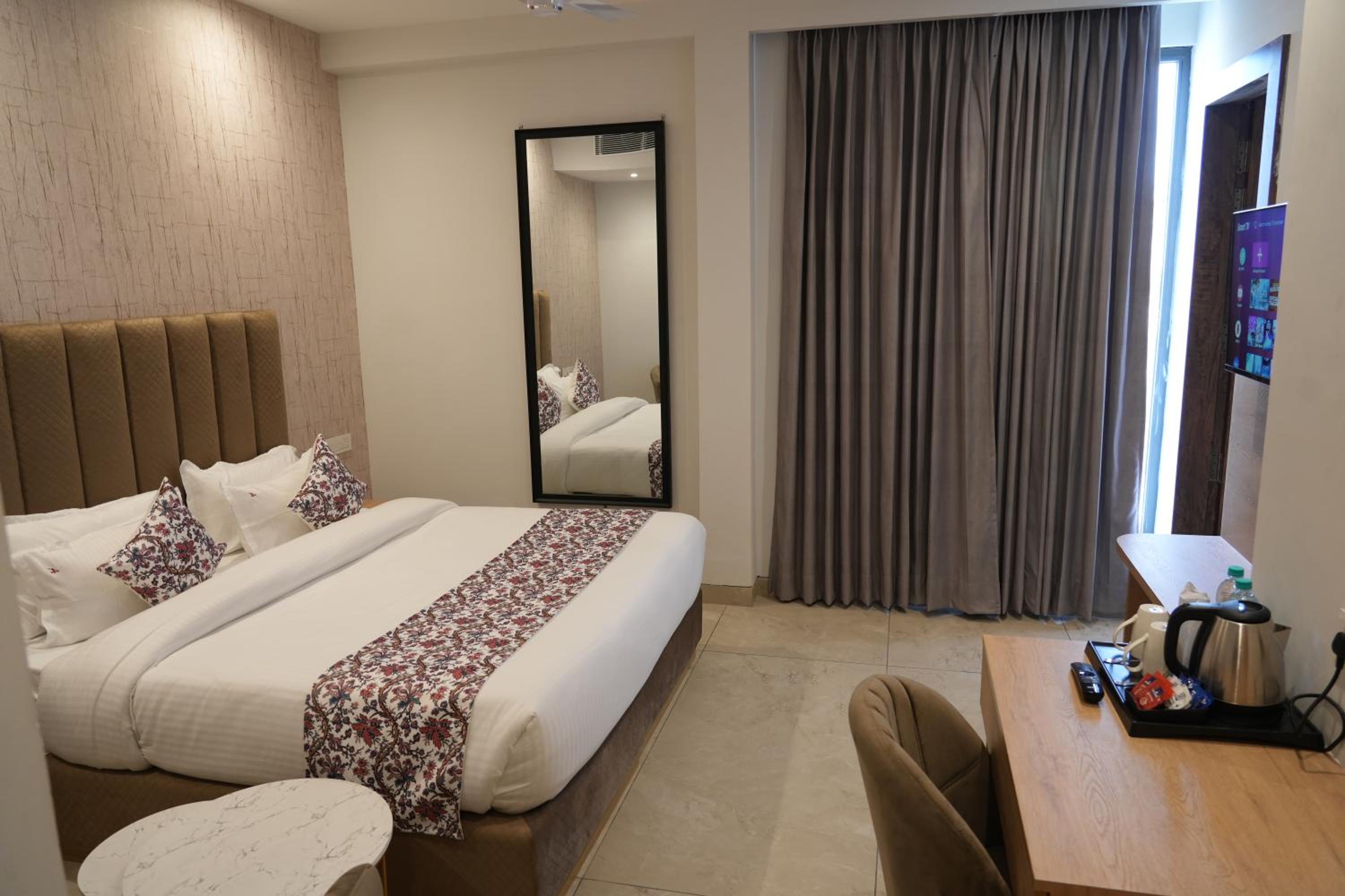 Deluxe King Room photo 2
