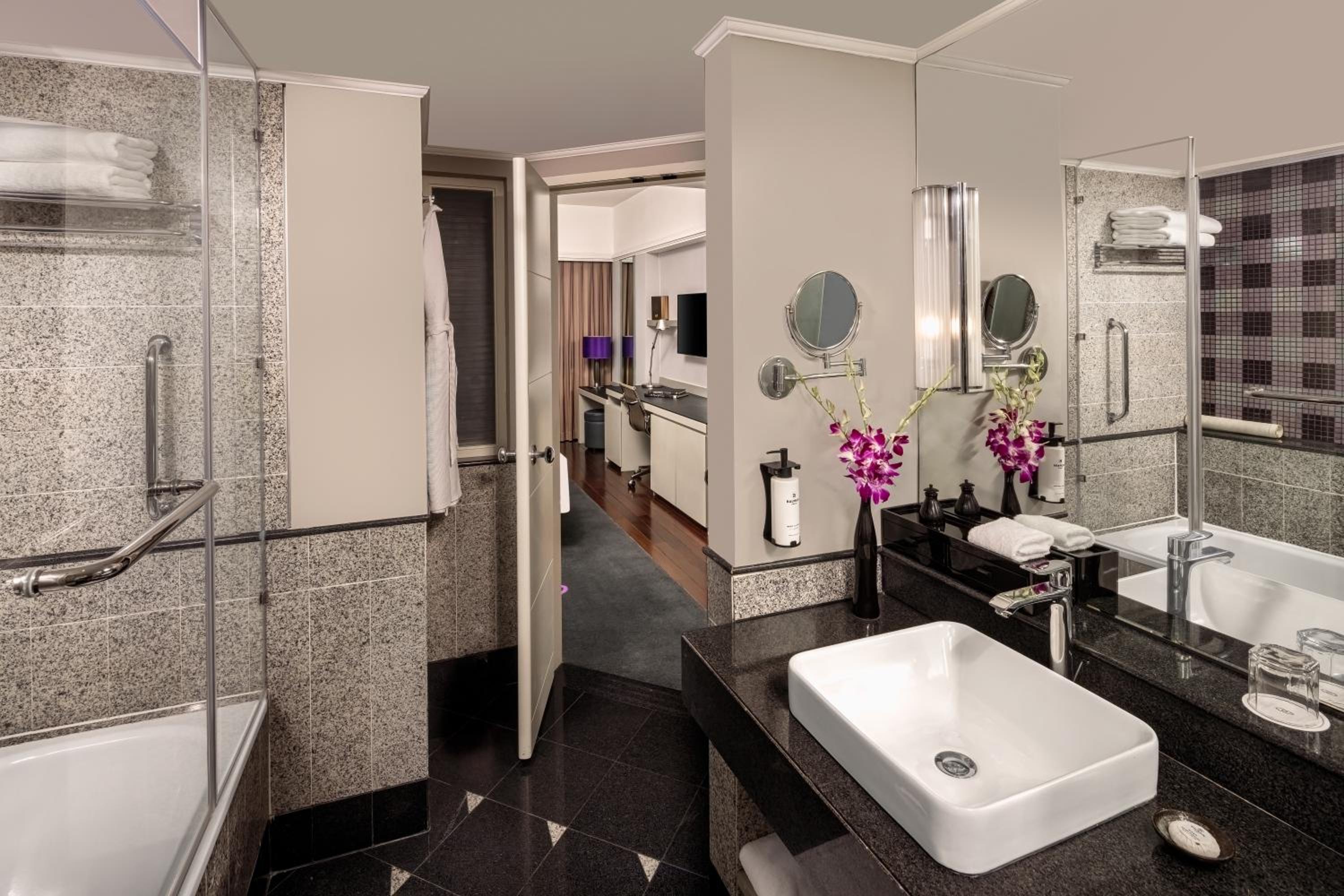 Luxury Twin room with City View photo 3