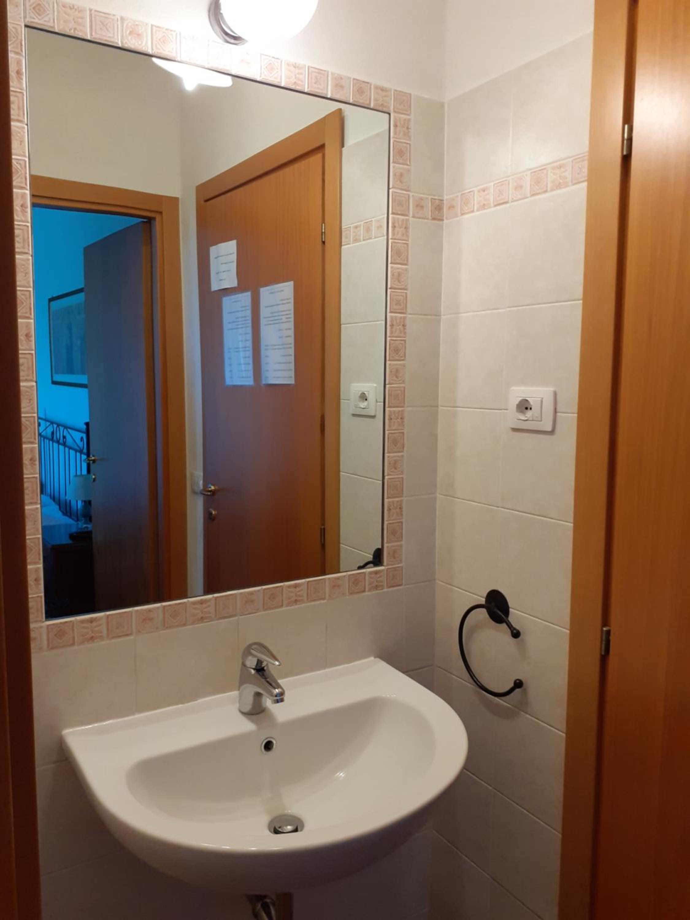 Double Room - Photo 5