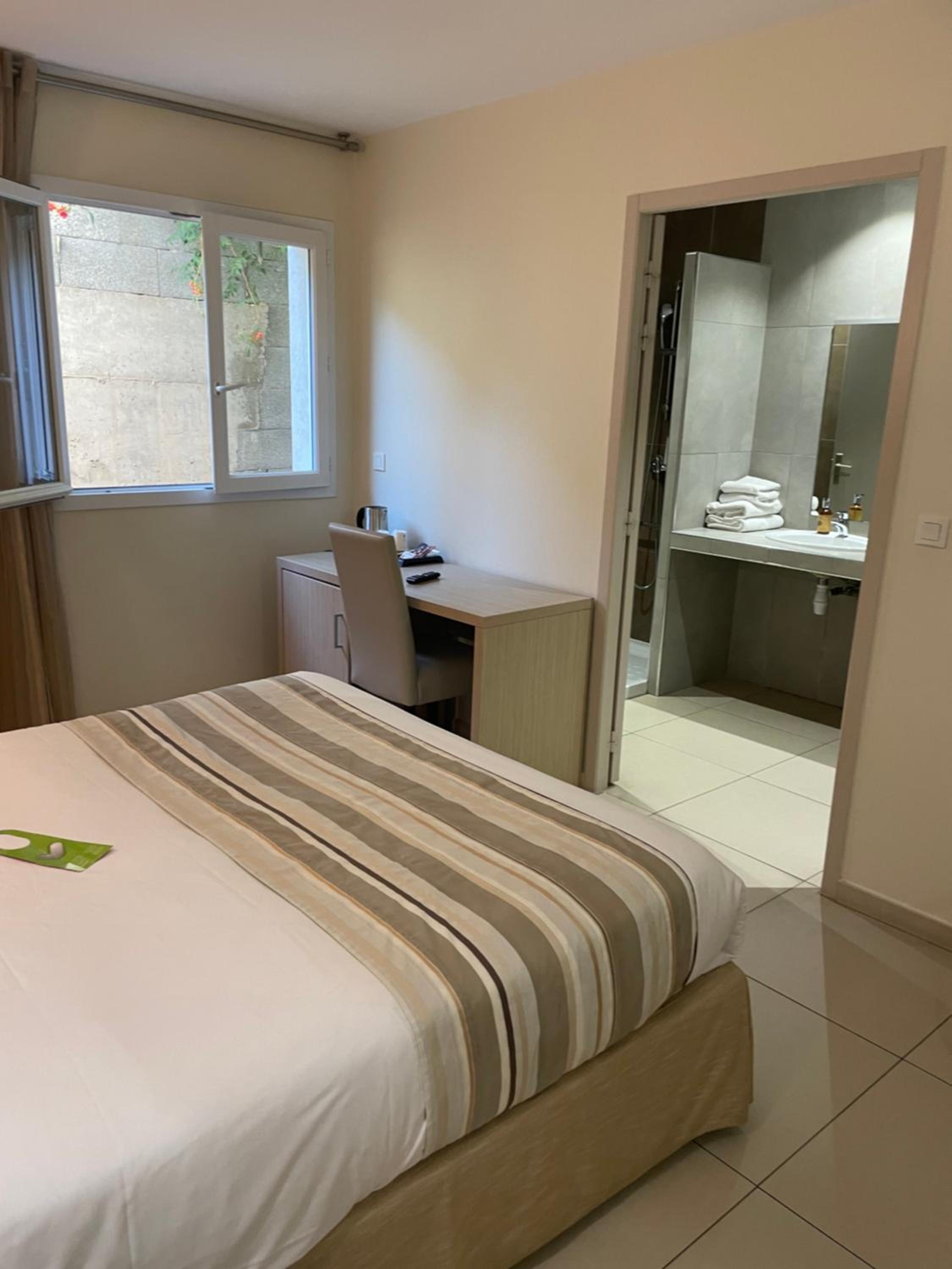 Economy Double Room with Wall View photo 2