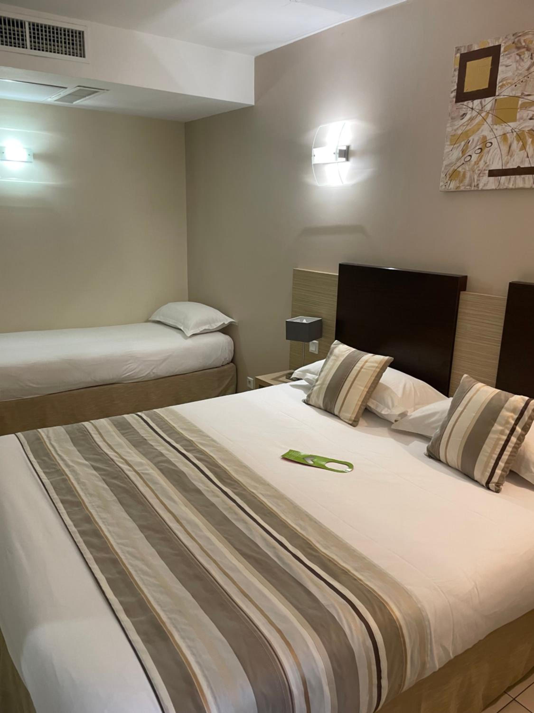 Economy Double Room with Wall View photo 3
