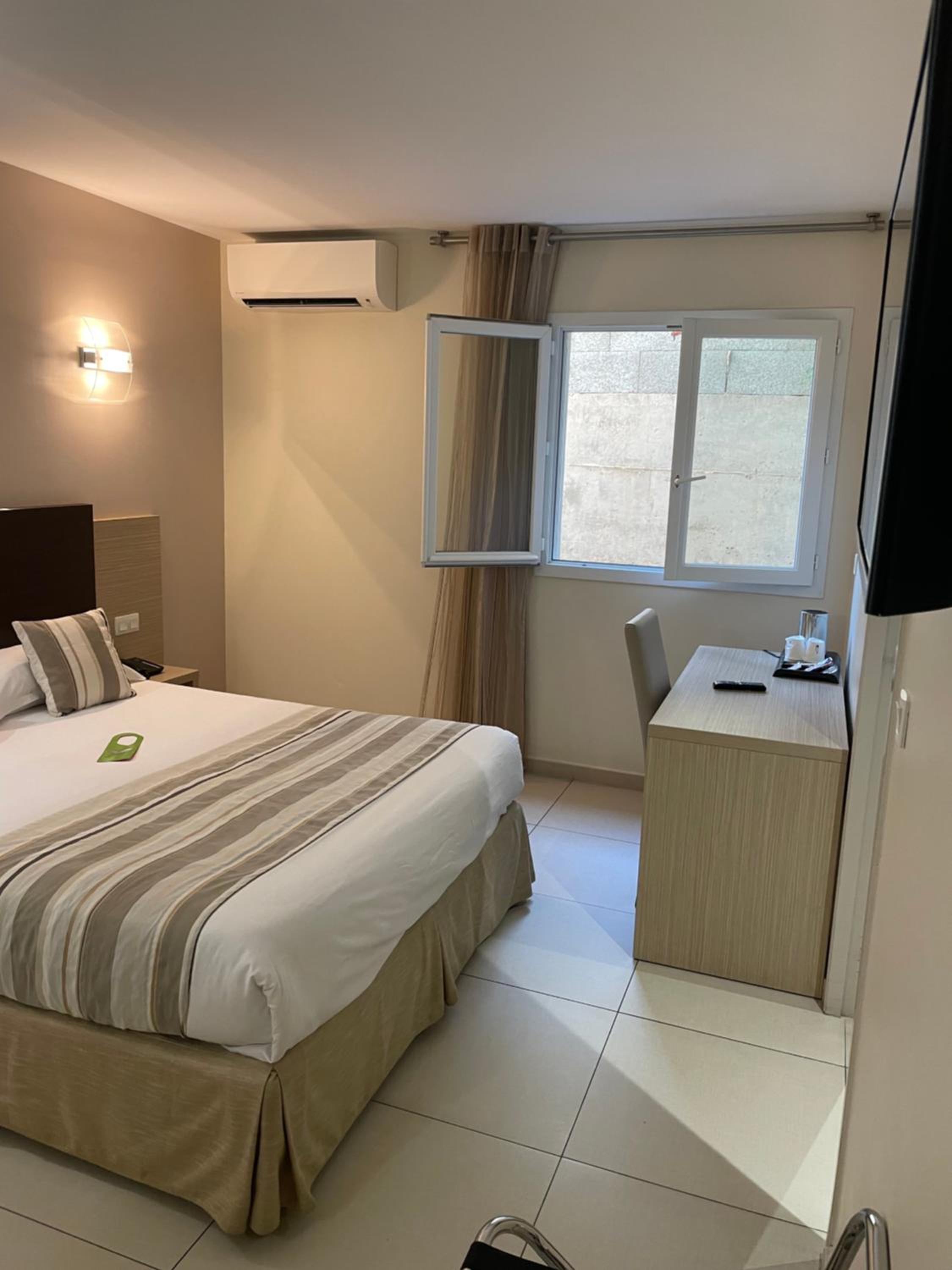 Economy Double Room with Wall View