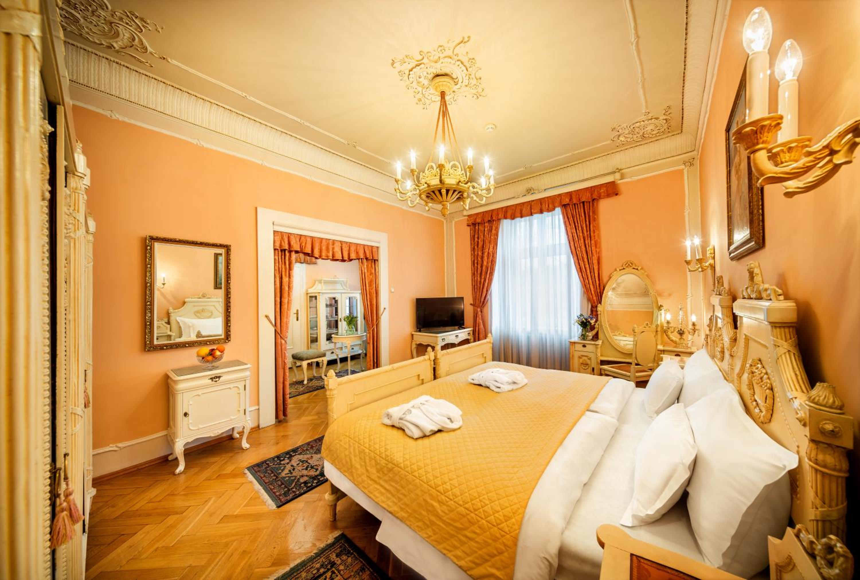 Triple Room thumbnail 6