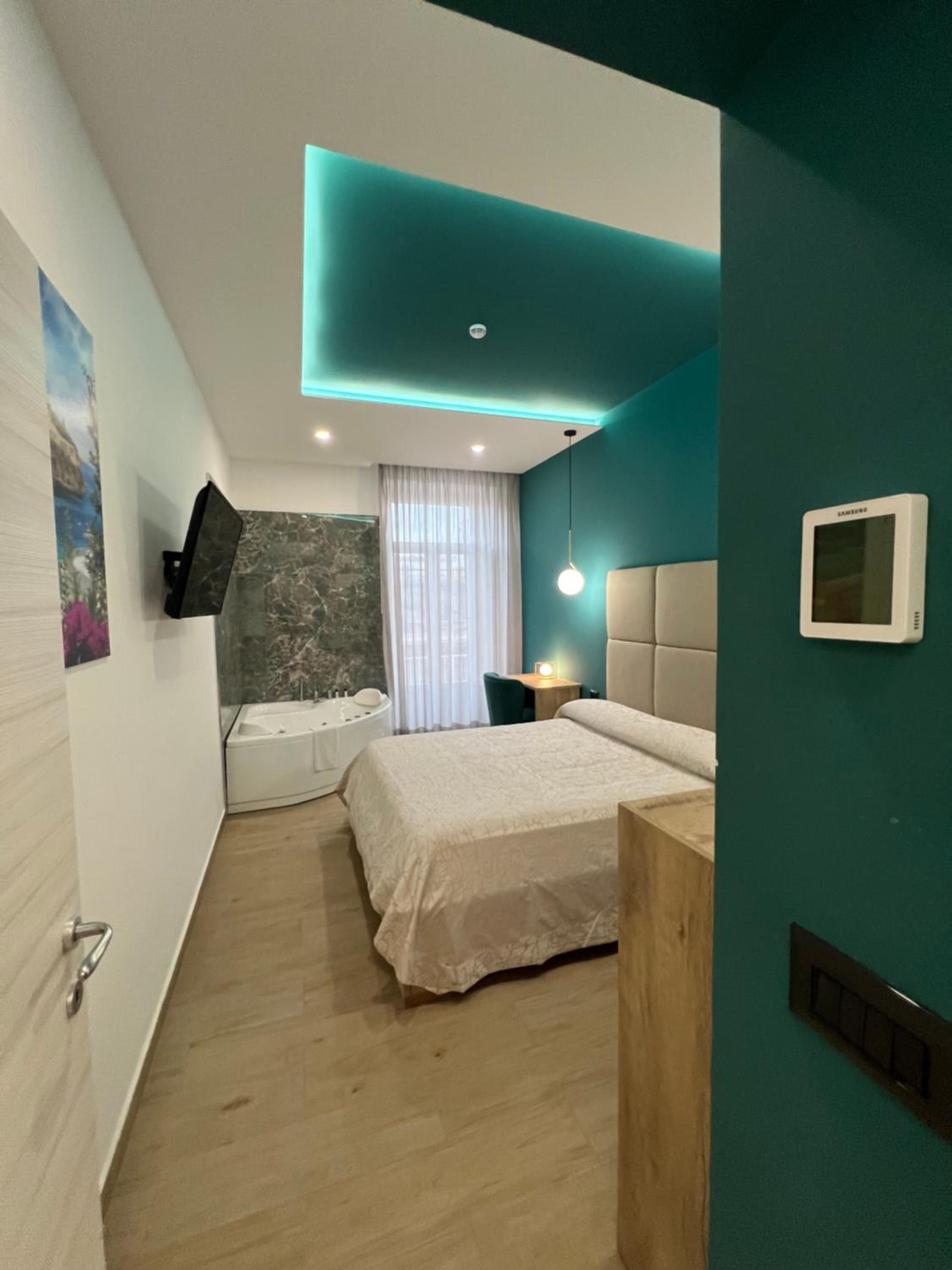 Suite with Hot Tub