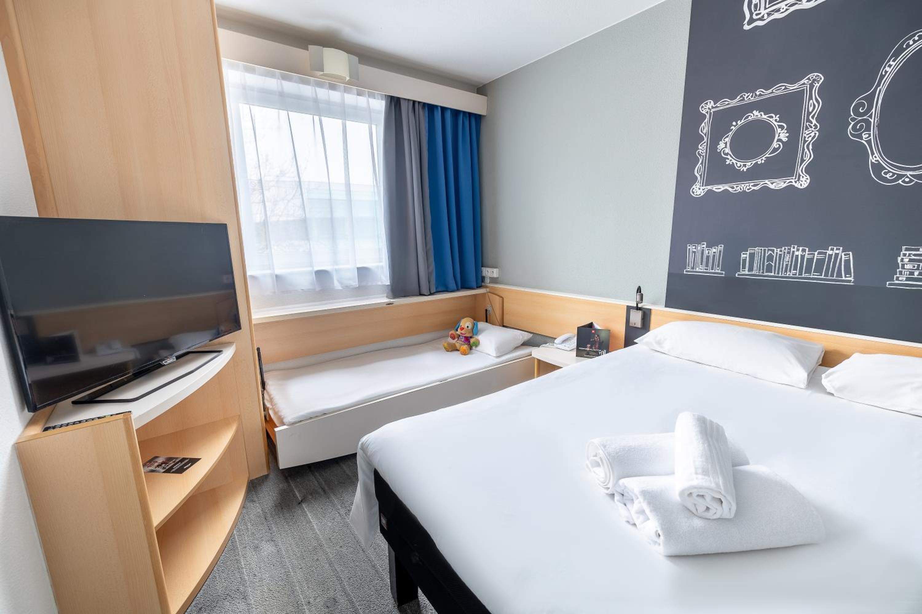 Standard Family Room with One Double Bed and One Single Bed - Photo 2