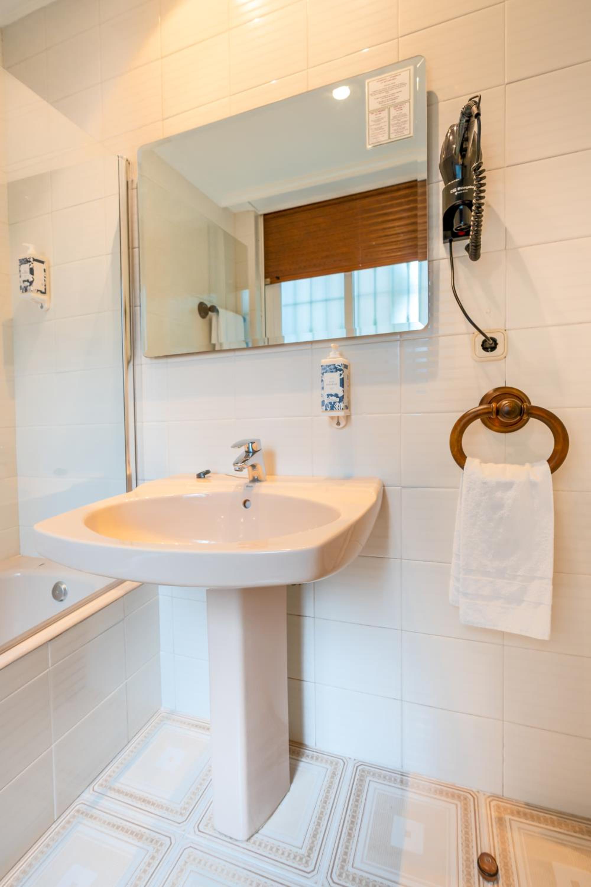 Double Room - Photo 11