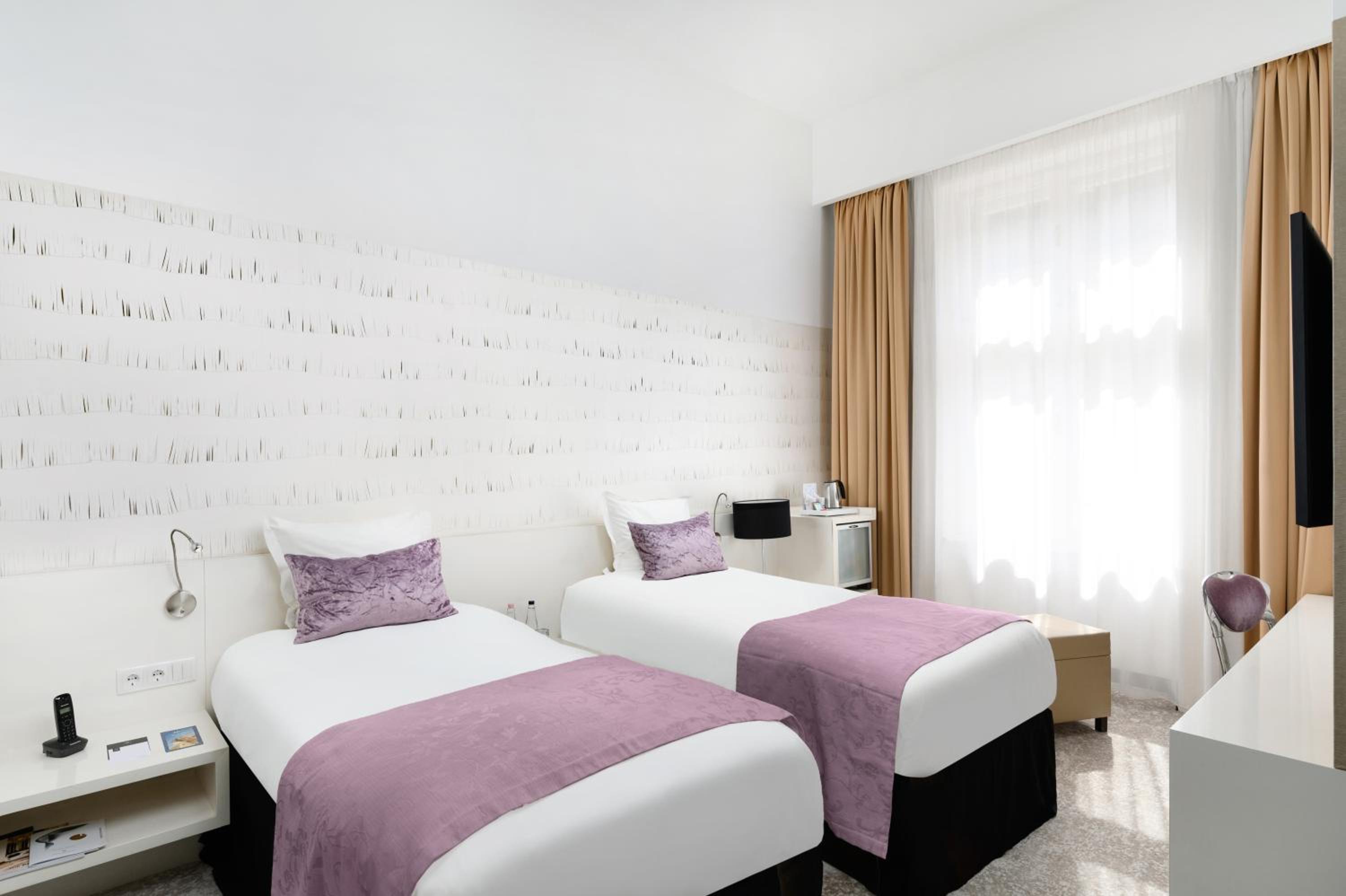 Classic Room with 2 Single Beds - Photo 7
